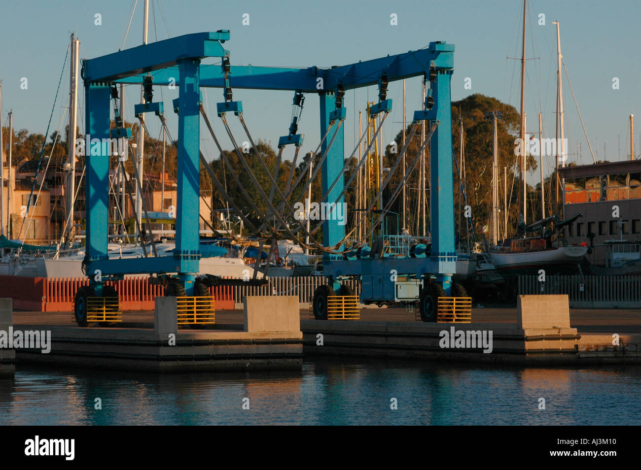 Eine Wiege für Boote aus dem Wasser heben Stockfoto