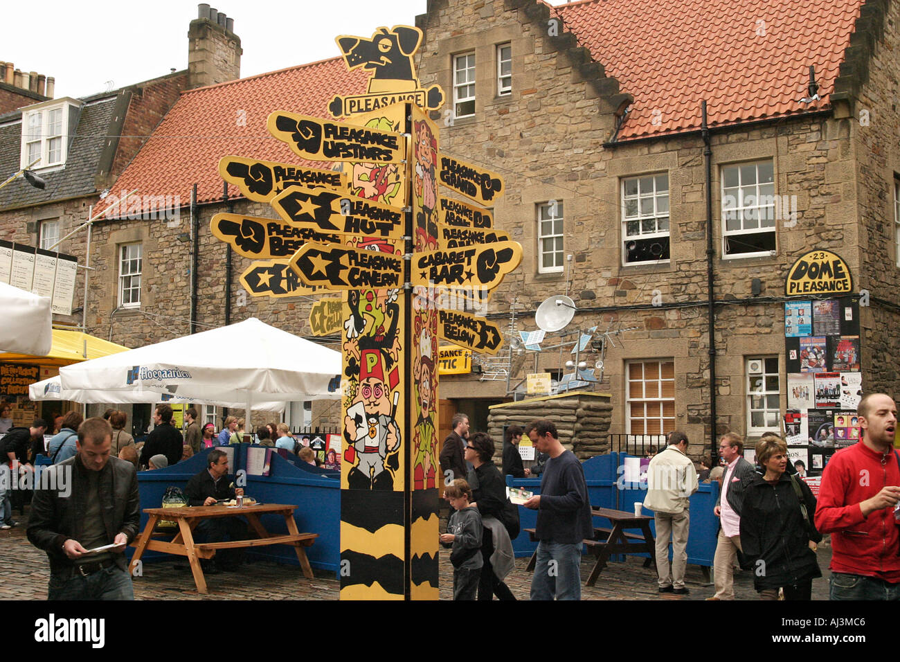 Sign post Werbung das Edinburgh Fringe Festival-Events und Destinationen. Stockfoto