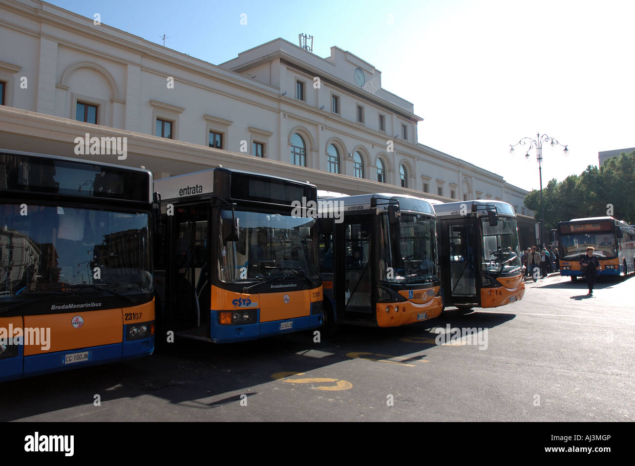 Busse halten vor dem Bahnhof in Salerno, Italien Stockfoto