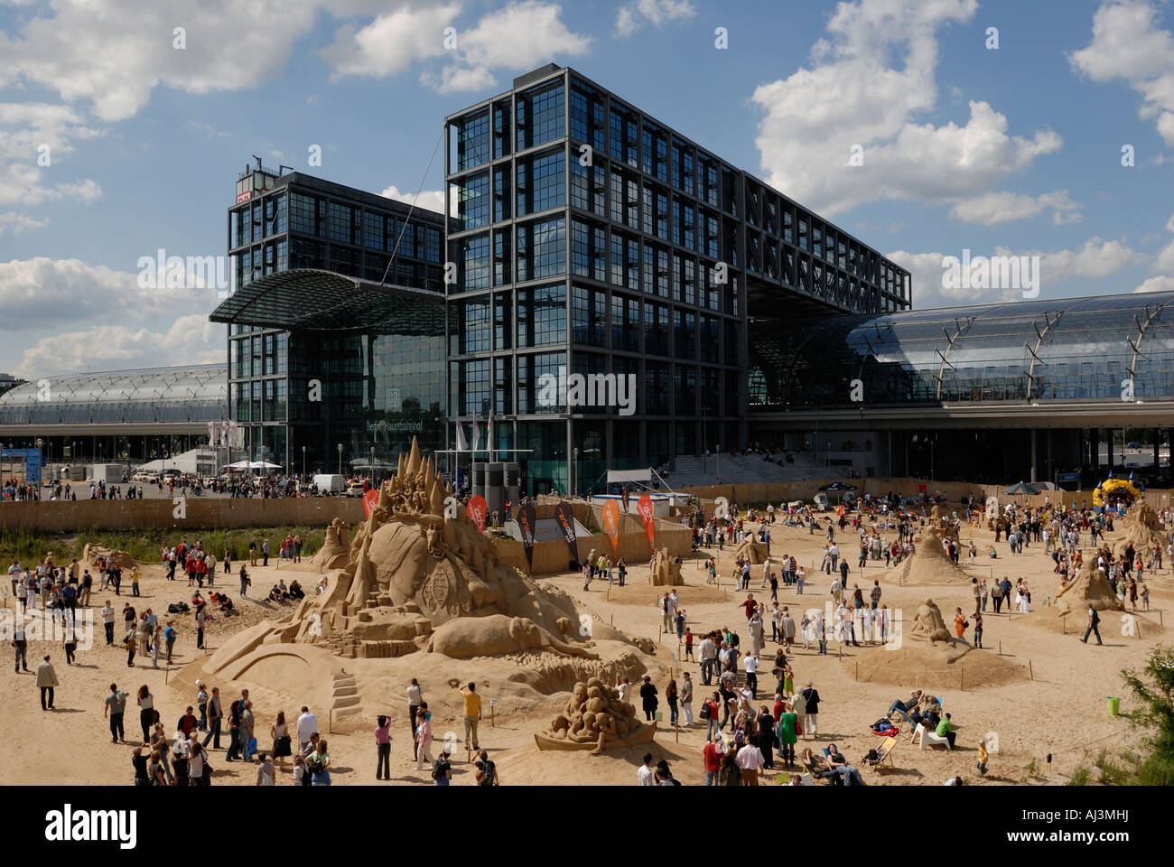Berlin. Hauptbahnhof. Hauptbahnhof. SANDSATION. Sandsculptures und Sand Schnitzereien. Stockfoto