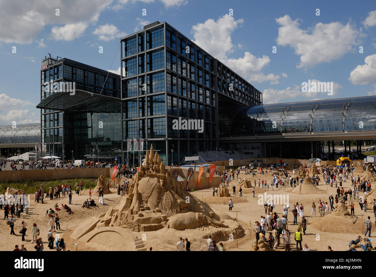 Berlin. Hauptbahnhof mit Sandsation. Sandsculptures, Sand-Schnitzereien. Stockfoto