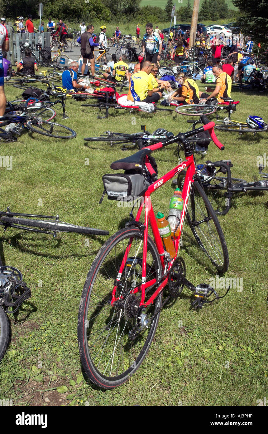 Rennräder, liegend auf dem Boden eine Pause in einem Radsport-Event in Quebec Stockfoto