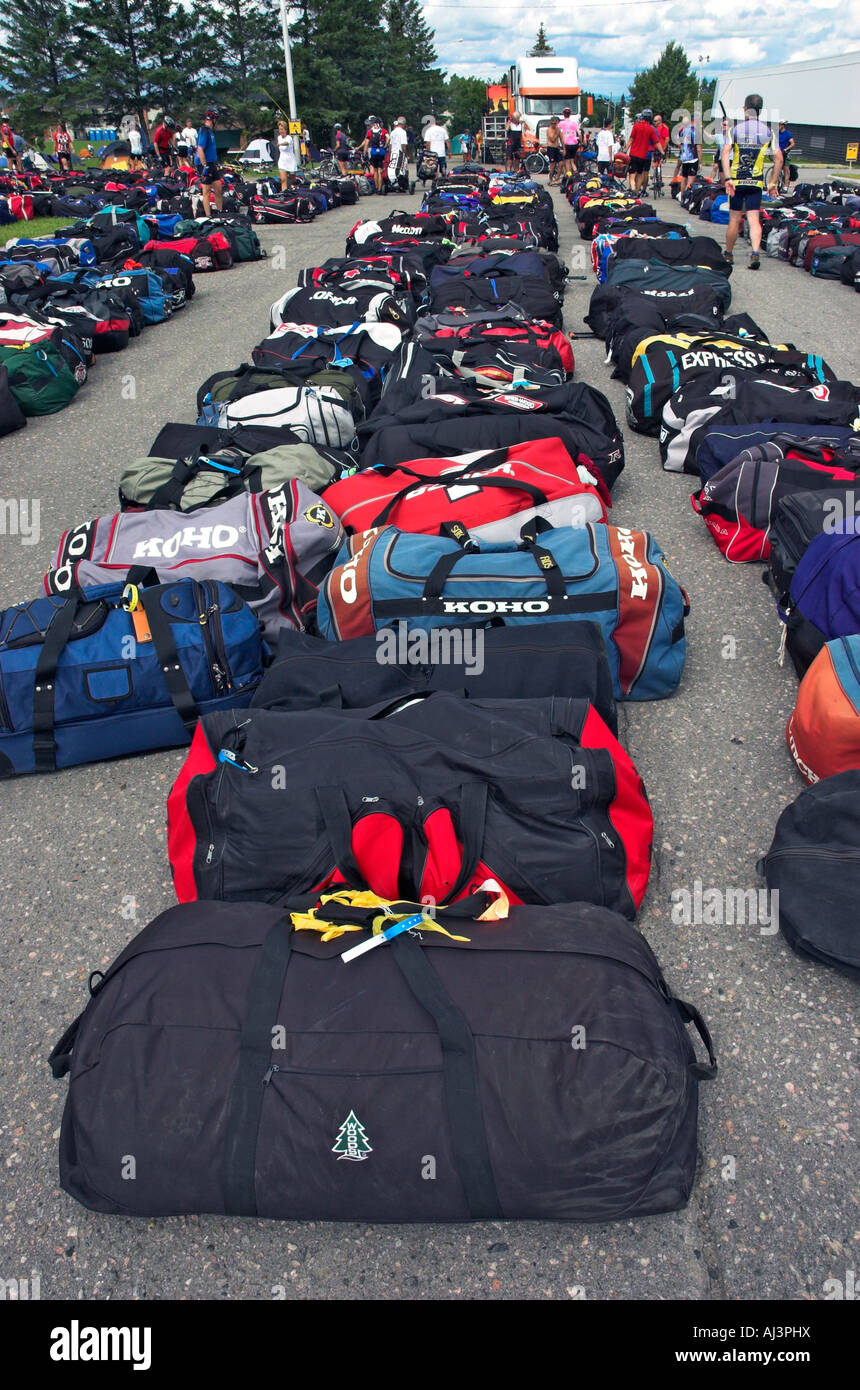 Reihen von Taschen auf dem Boden warten gesammelt werden Stockfoto