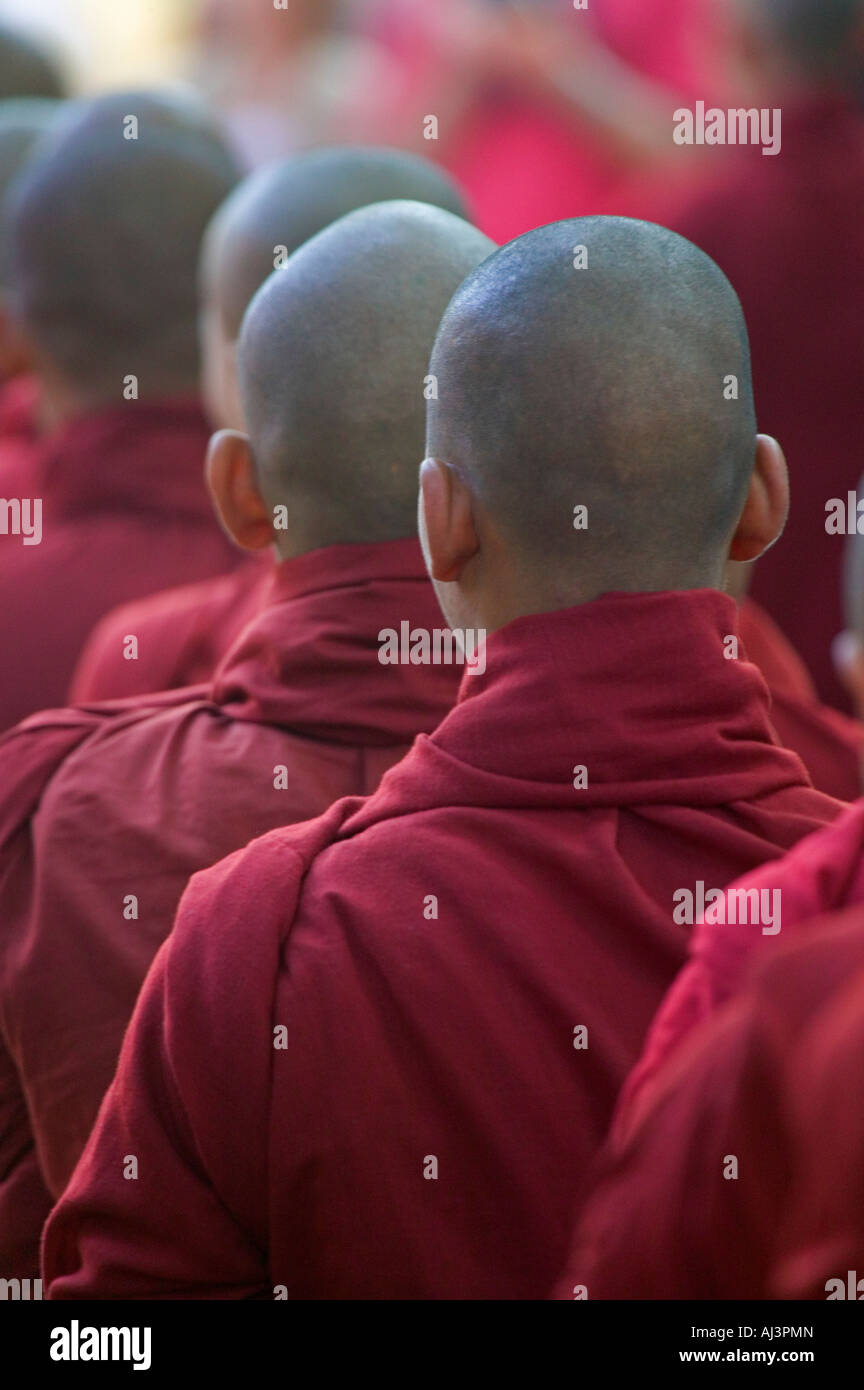 Mönche, die in der Schlange für Almosen, Maha Gandayone Kloster, Mandalay, Myanmar Stockfoto