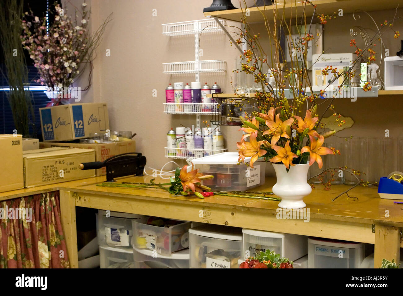 Blumenarrangements und Materialien in Florist Arbeitszimmer Stockfoto