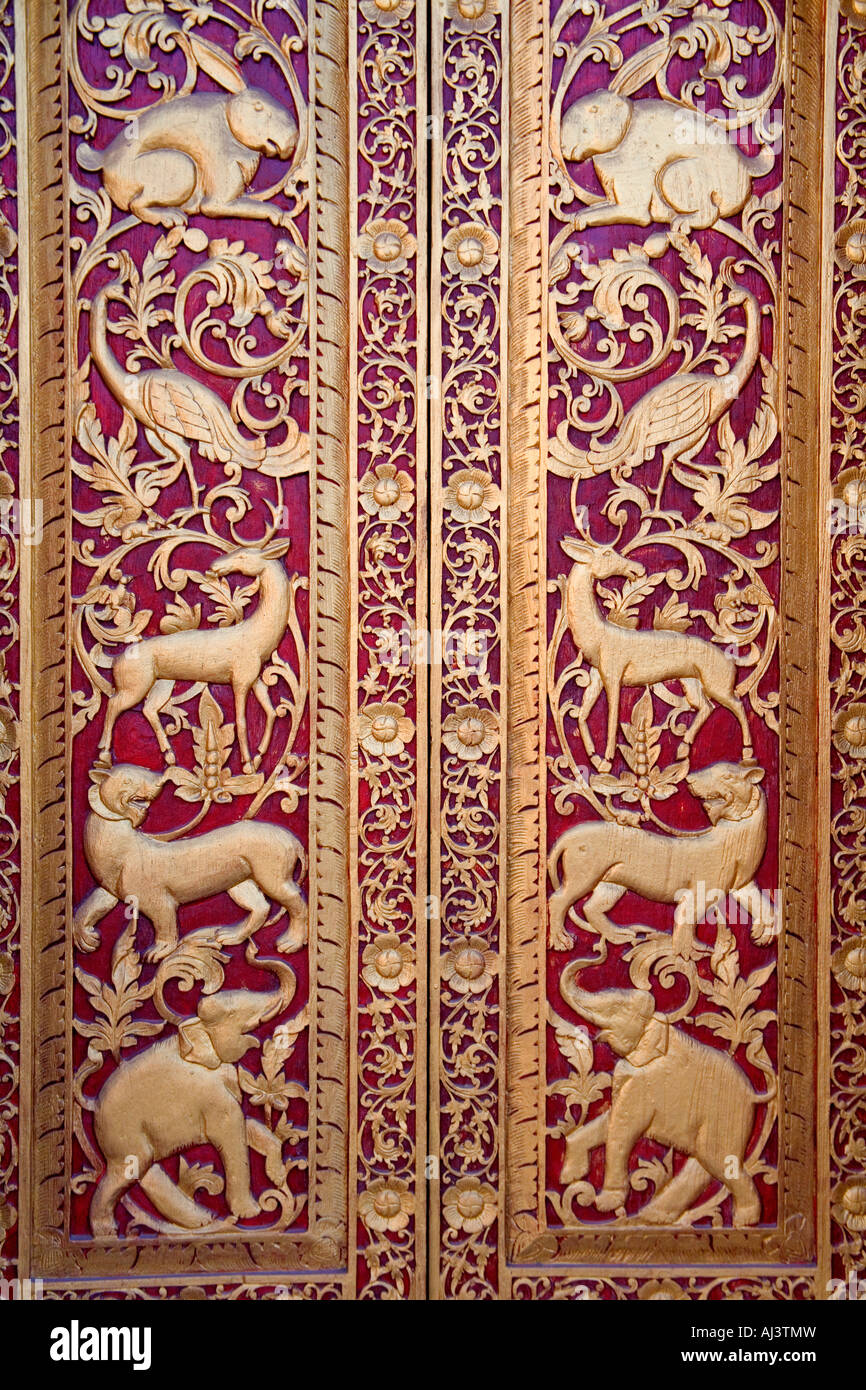 Dekorierte Tür in Maha Muni Myat Kloster, Kengtung, Myanmar Stockfoto