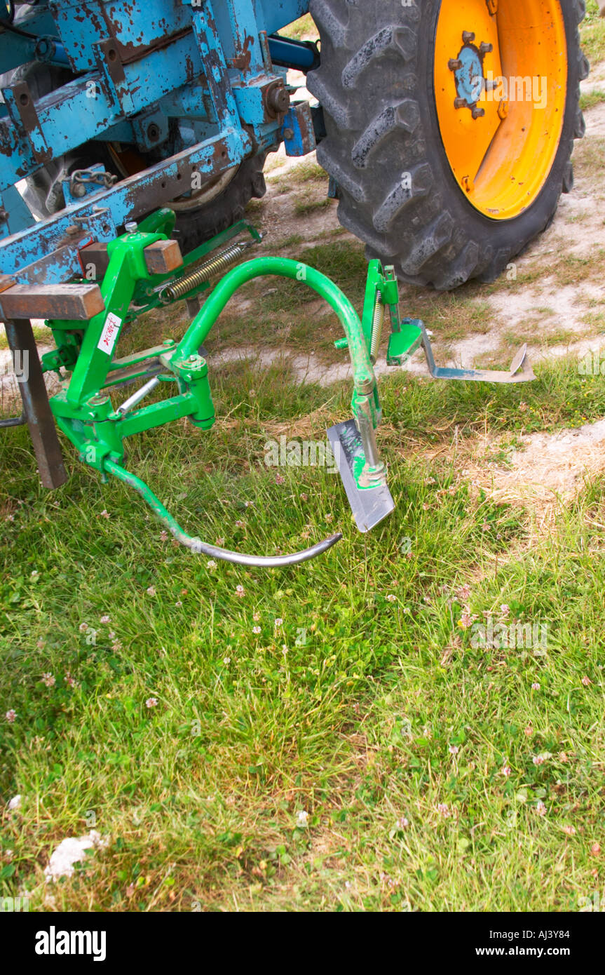 Ein Weinberg-Traktor ausgestattet mit Messer um mechanisch entfernen Rasen  und Unkraut, die Notwendigkeit zu minimieren, für Unkrautvernichtungsmittel  Spritzen an die Versuchsweinberg CIVC in Plumecoq in der Nähe von Chouilly  in der Cote