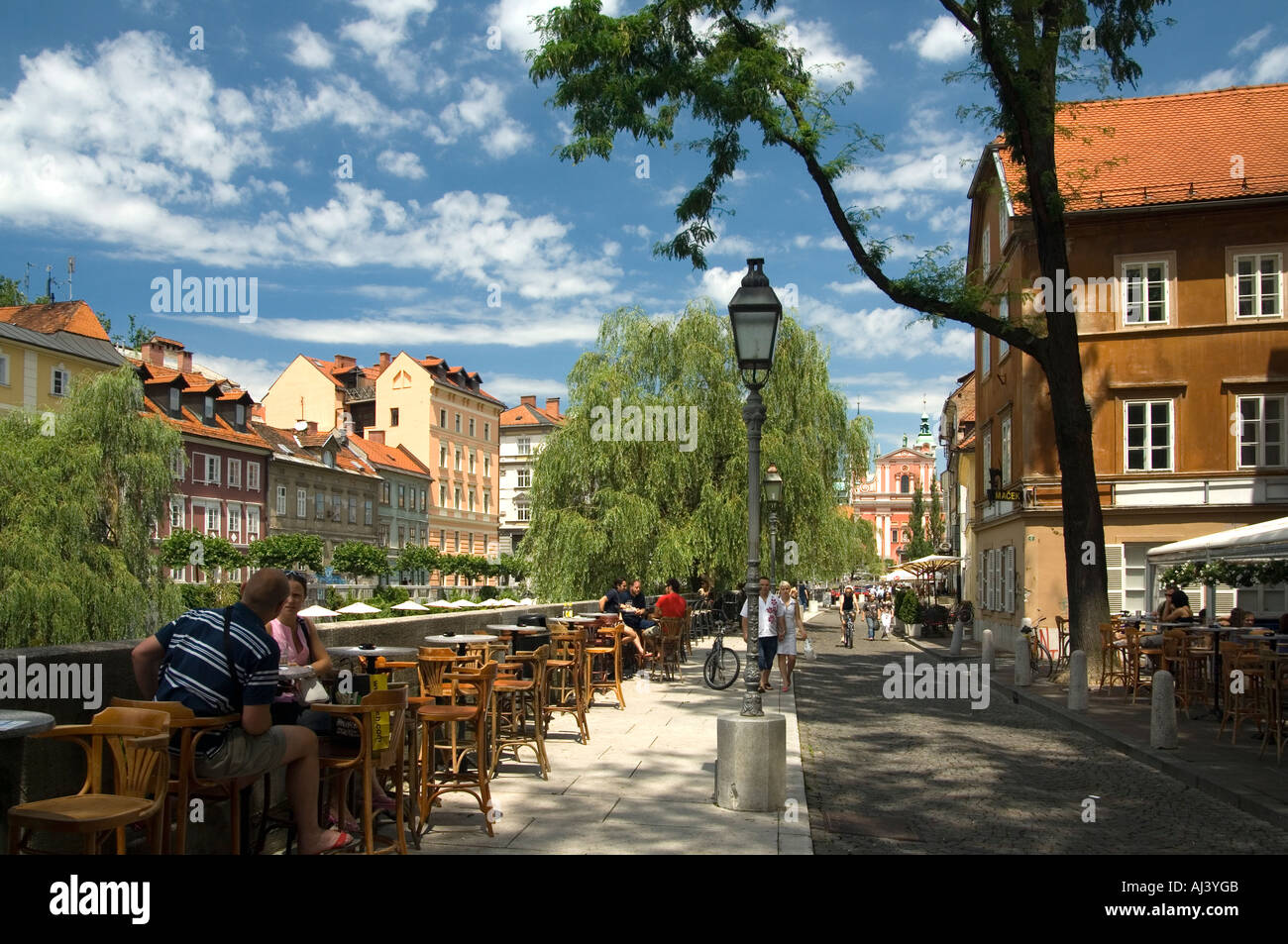 Riverside Cafés am grünen Flussufer im Herzen der barocken Ljubljana, die Hauptstadt von Slowenien Stockfoto