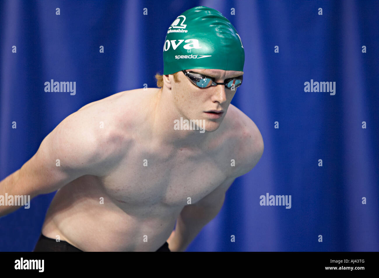 Ein Schwimmer wartet auf den Start seiner Rasse Stockfoto