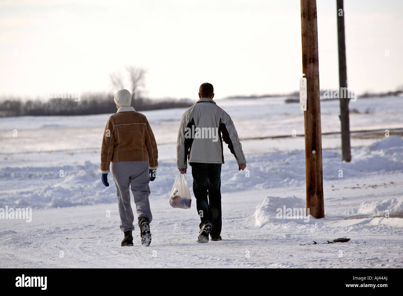 Heimwärts gebunden Sie mit Lebensmitteln im winter Stockfoto