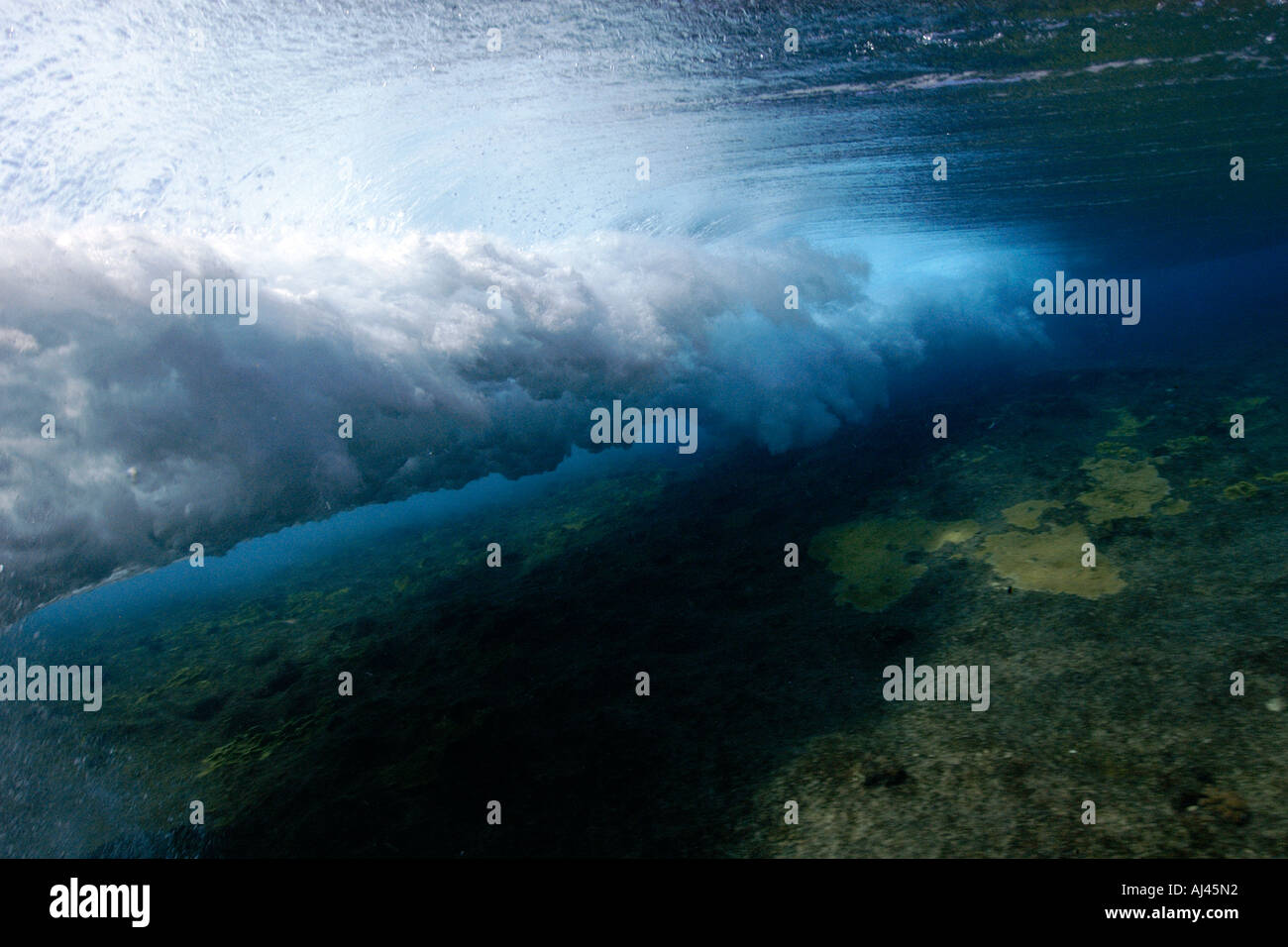 Welle bricht über flaches Korallenriff Ailuk Atoll Marshall-Inseln Pazifik Stockfoto