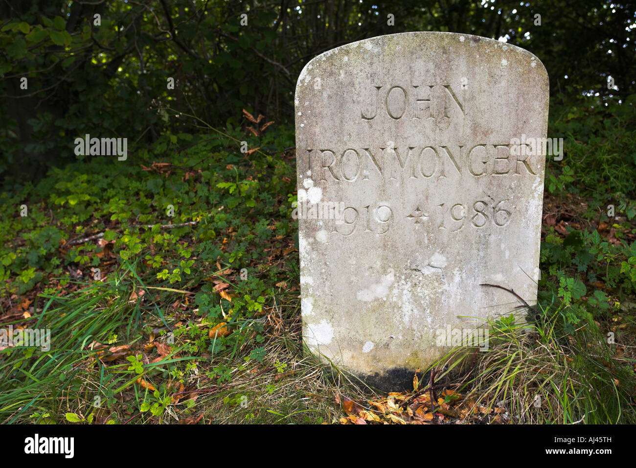 Das Grab von John Ironmonger 1919 bis 1986 begraben auf dem Grat am Harley Down in Cranborne Chase, Dorset Stockfoto