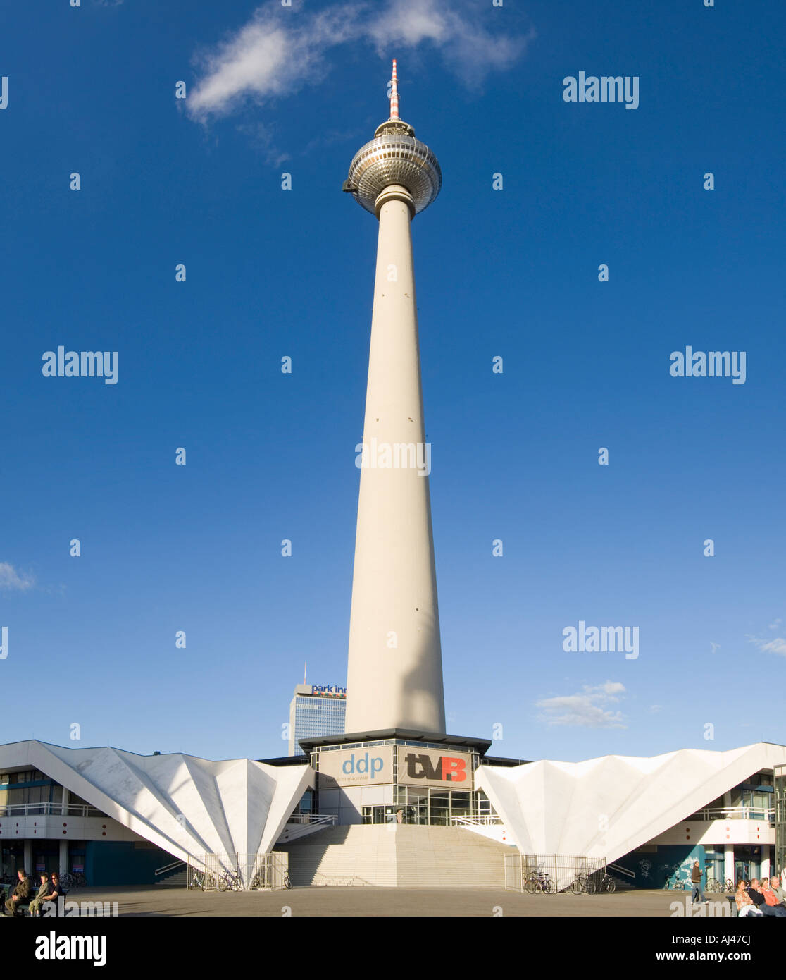 Ein Panorama Stitch 2 Bild und direkt vor dem Fernsehturm oder TV Turm an einem sonnigen Tag. Stockfoto