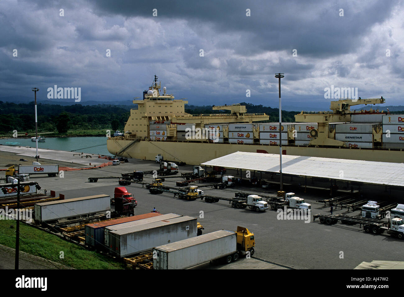 Dole Fruit Corporation Containerschiff Laden von Bananen und Ananas aus Costa Rica Hafen in der Nähe von Limon Stockfoto