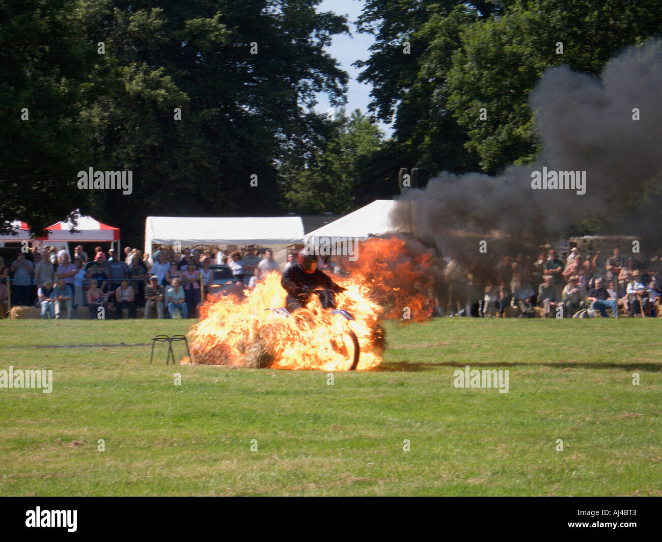 Waghalsige Motorrad Feuer Stunt Kirmes Cheshire England Stockfoto