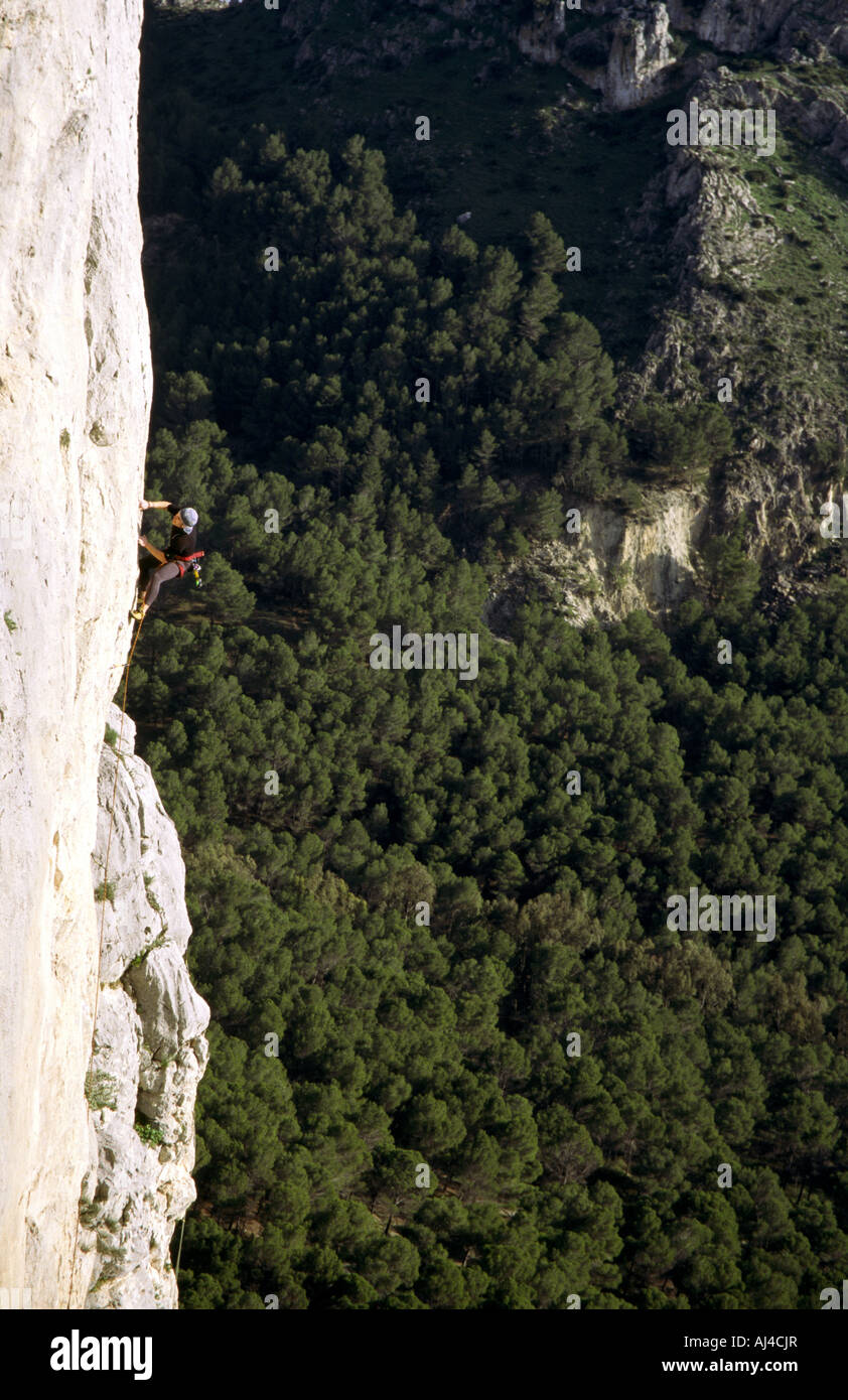 Ein Kletterer hoch über dem Boden an einer Klippe in der Schlucht El Chorro in Andalusien, Spanien Stockfoto