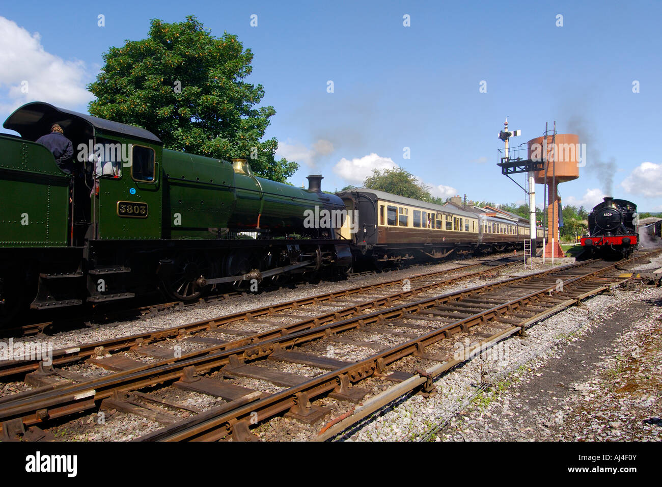 Zwei Dampflokomotiven auf der Strecke in Buckfastleigh Station auf der South Devon Railway mit klaren blauen Himmel Stockfoto