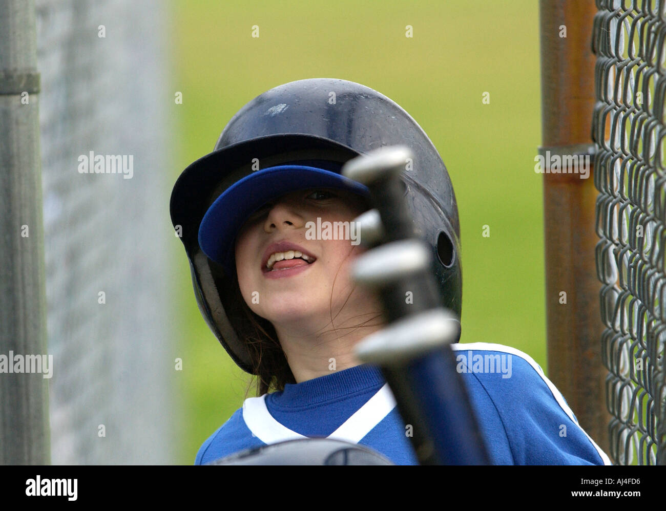 Kind mit übergroßen Baseball Helm Stockfoto