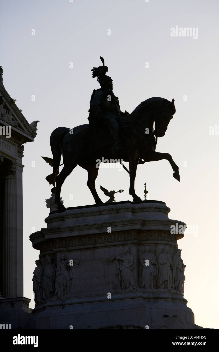 Silhouette der Statuen von König Vittorio Emanuele II, Rom, Italien Stockfoto