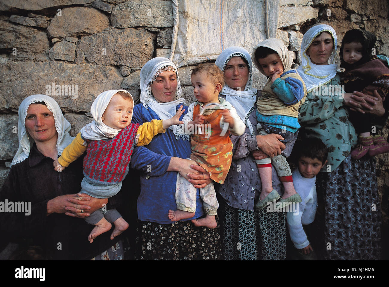 Frauen mit ihren Babys in abgelegenen Dorf der Batman-Türkei. Stockfoto