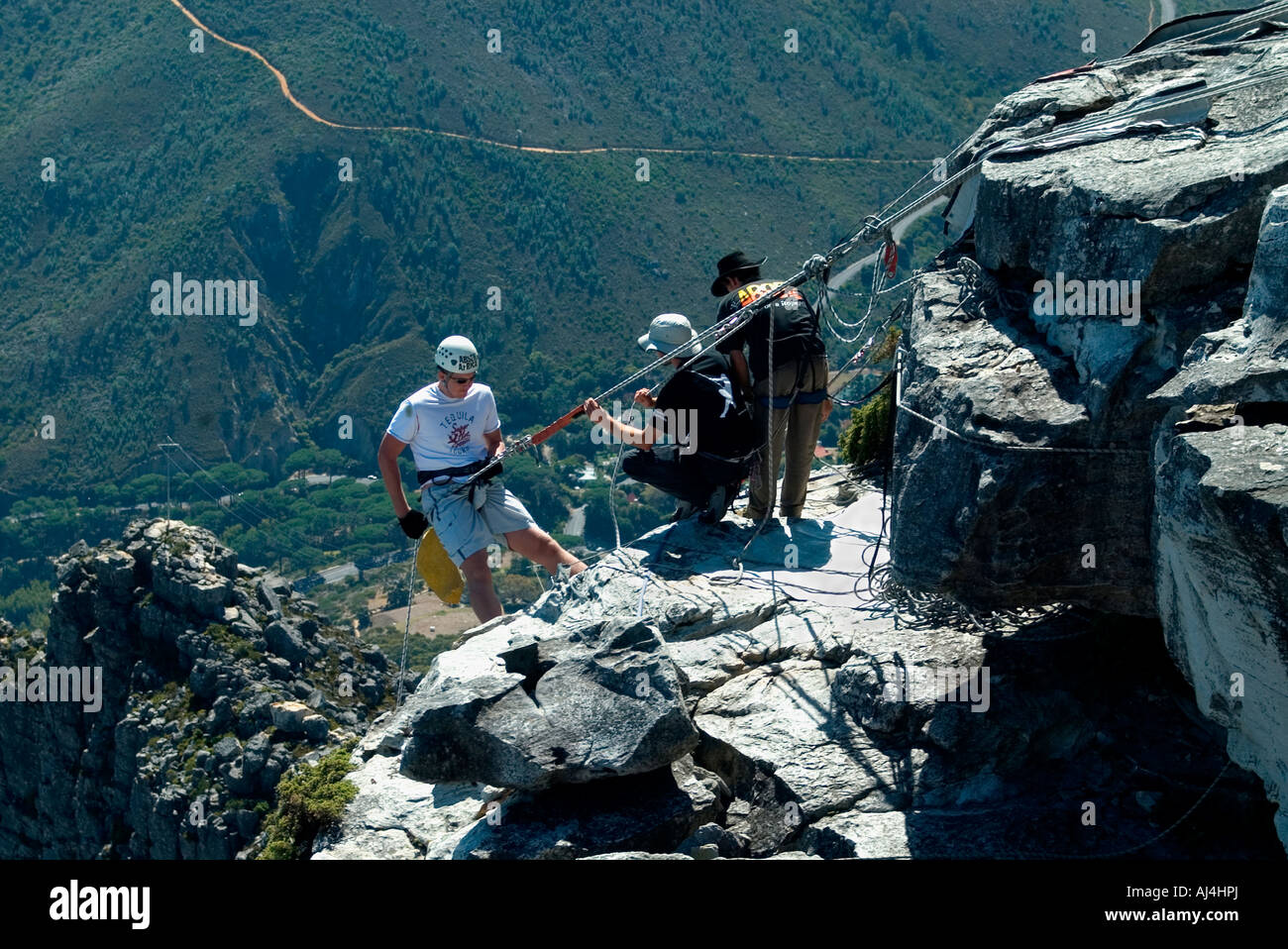 Südafrika, Western Cape Province, Kapstadt-Enthusiasten Abseilen aus Tafelberg Stockfoto