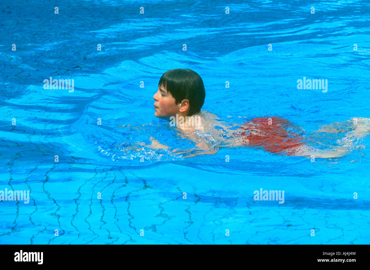 Kleiner Junge Bei Einem Freibad Schwimmen Stockfotografie Alamy 