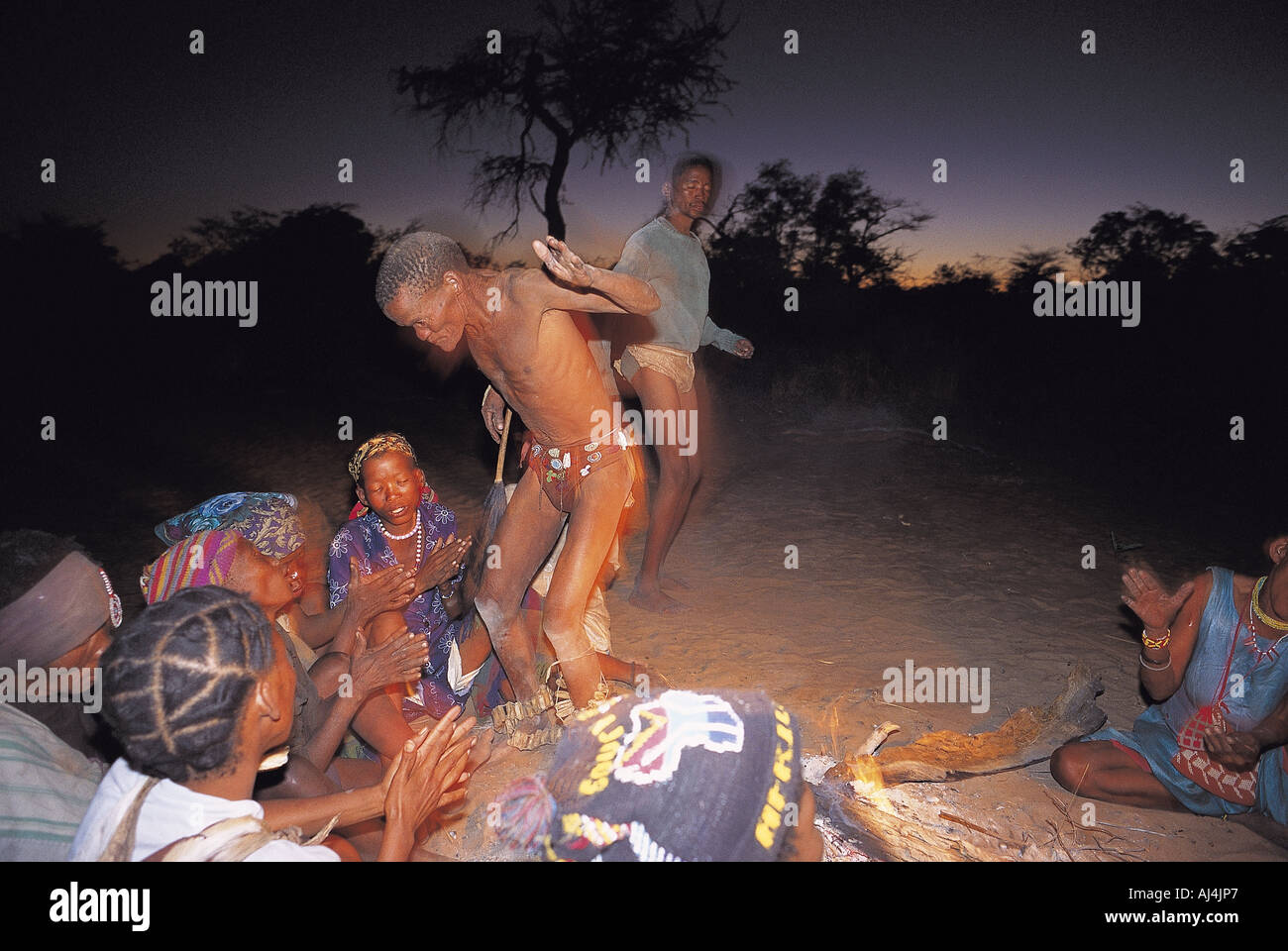 Kung Buschmänner Jäger tanzen um Feuer, Kalahari-Wüste, Namibia Stockfoto