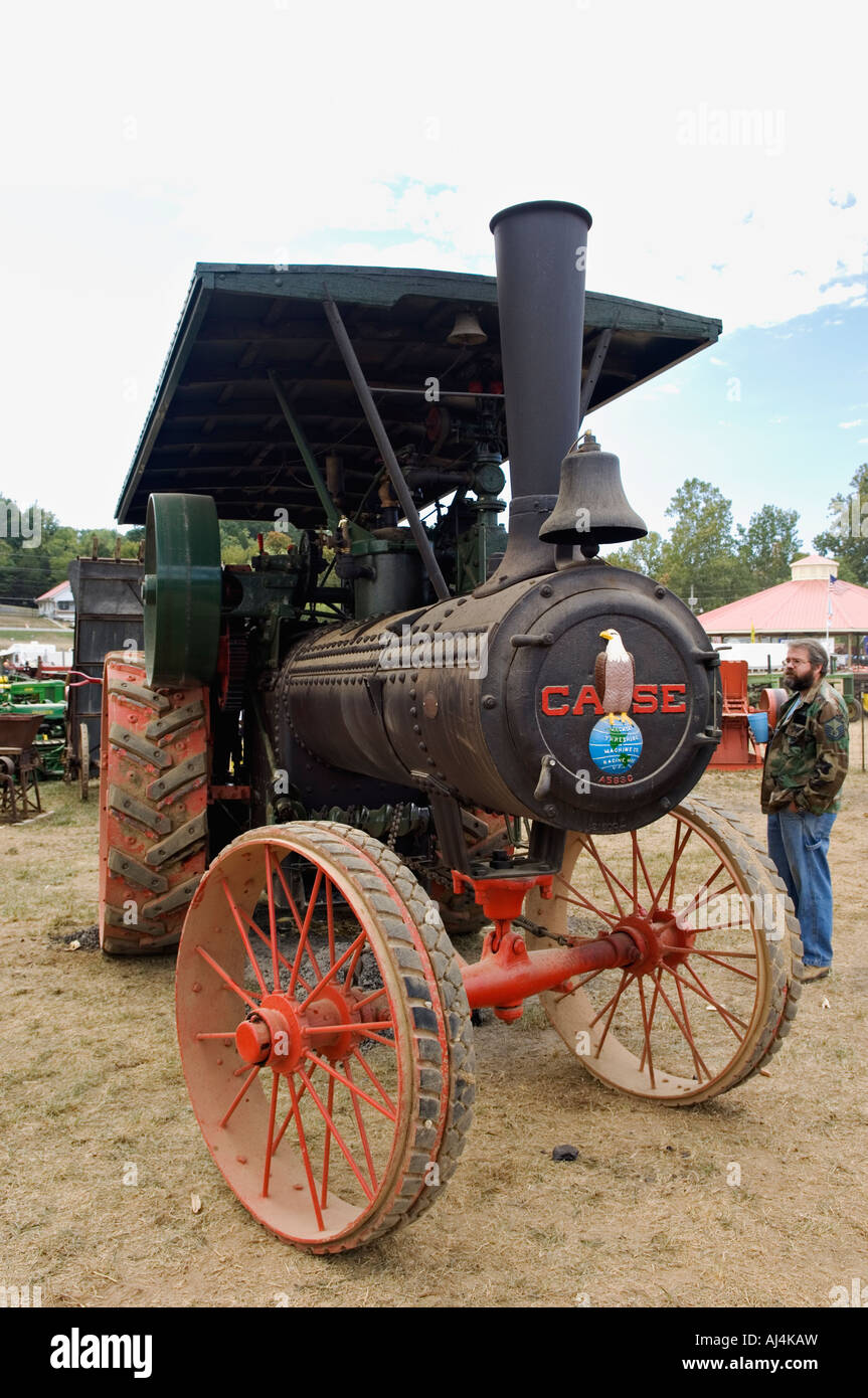 Mann sucht Antique J ich Fall Firma Dampftraktor während Traktor Schau Heritage Festival Lanesville Indiana Stockfoto