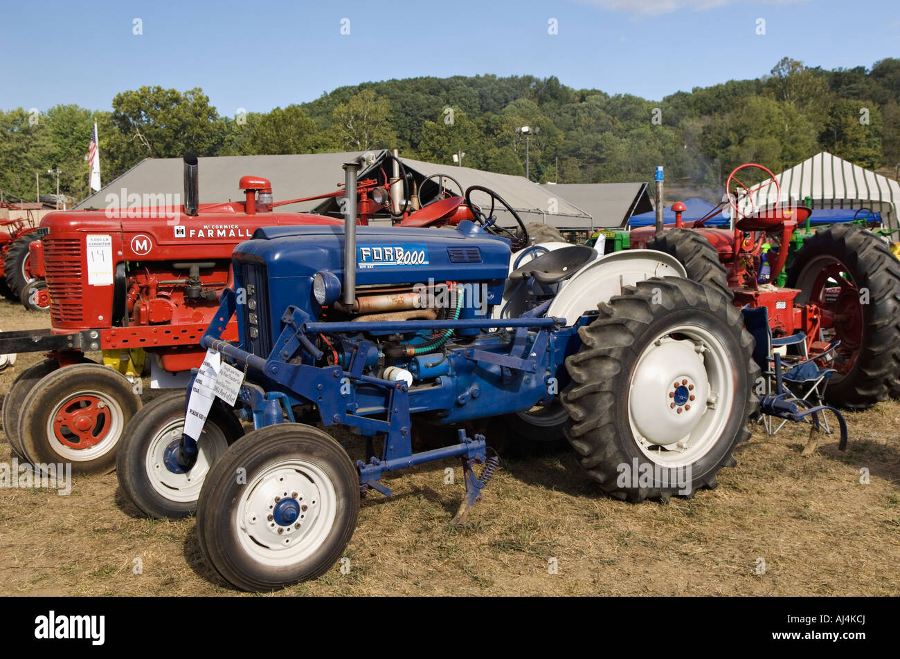 Antike 1964 Ford 2000 Offset Traktor auf dem Display an Heritage Festival Lanesville Indiana Stockfoto