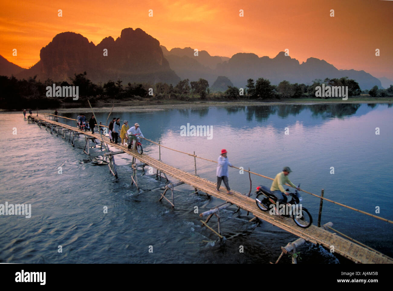 Elk155-1527 Laos, Vang Vieng, Nam Song Fluss bei Sonnenuntergang Stockfoto