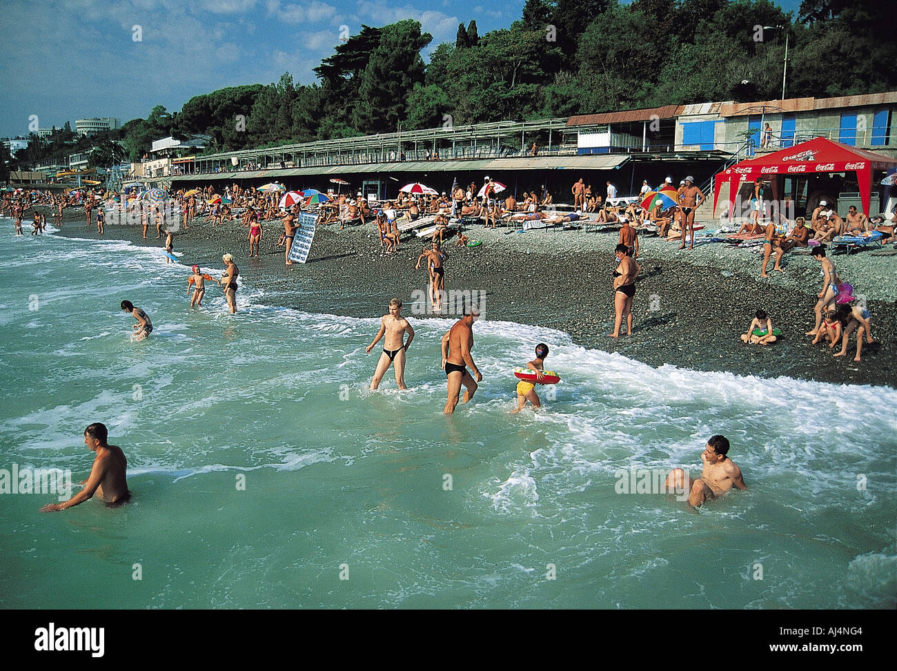 Menschen schwimmen in Aluschta Strand Krim, Ukraine. Stockfoto