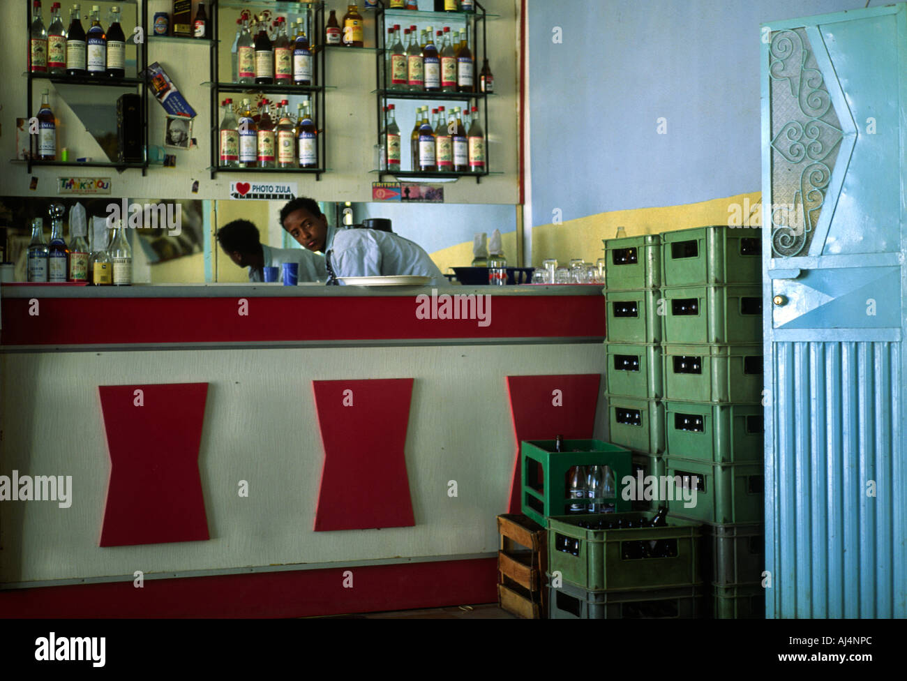 Ein junger Kellner bereitet Getränke hinter einer Bar in eine Bar im Stil der 1950er Jahre in Adi Keyh Stockfoto