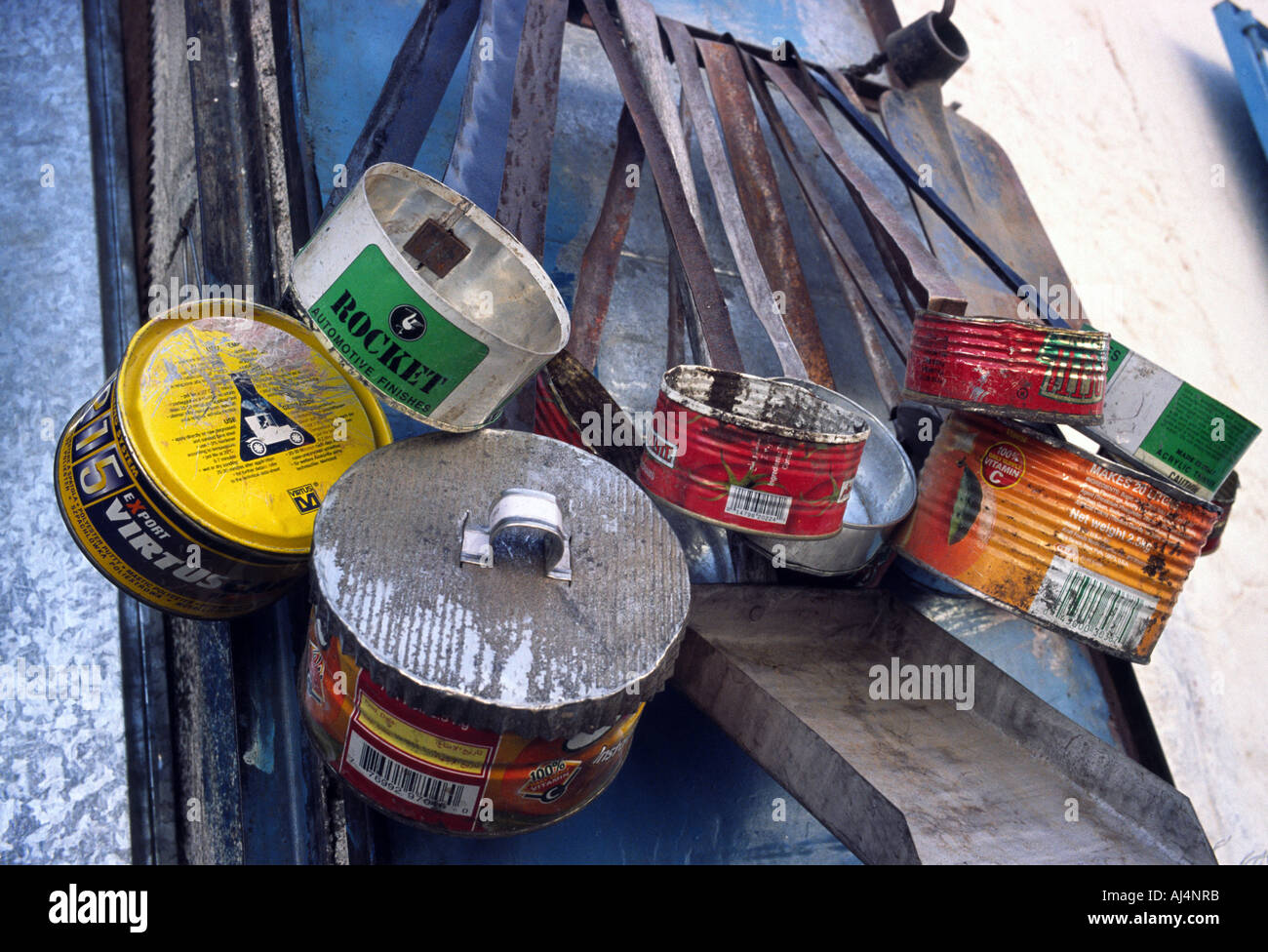 Pfannen für die Röstung der Kaffeebohnen hergestellt aus recyceltem Blechdosen zu verkaufen in Asmara Stockfoto