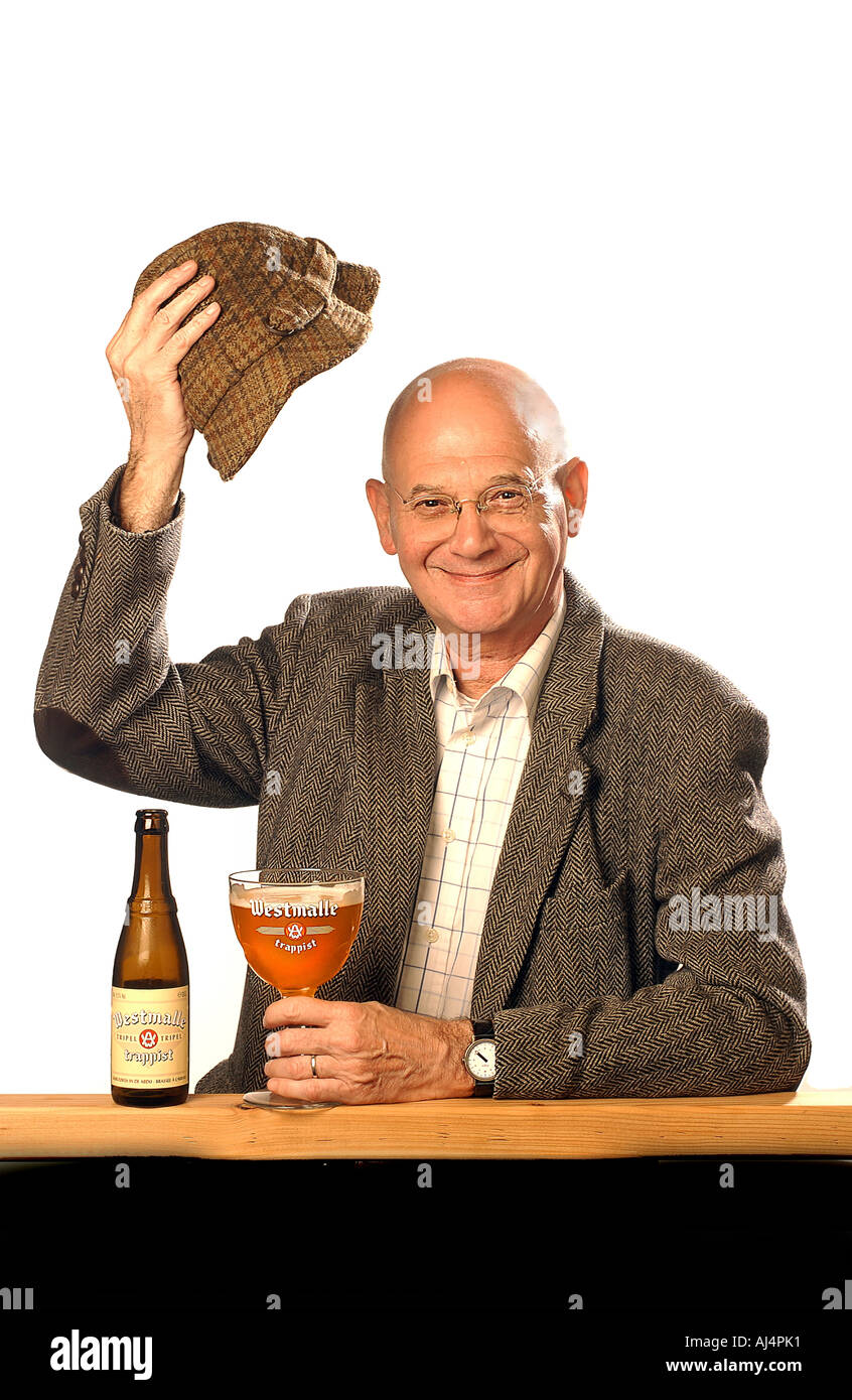 Ältere Glatzkopf mit einem Tweed Hut und Jacke belgischen kalt Westmalle dreifach Bier in einer Bar mit Flasche und Glas. Stockfoto Ältere Glatzkopf mit einem Tweed Hut und Jacke belgischen kalt Westmalle dreifach Bier in einer Bar mit Flasche und Glas. Stockfoto