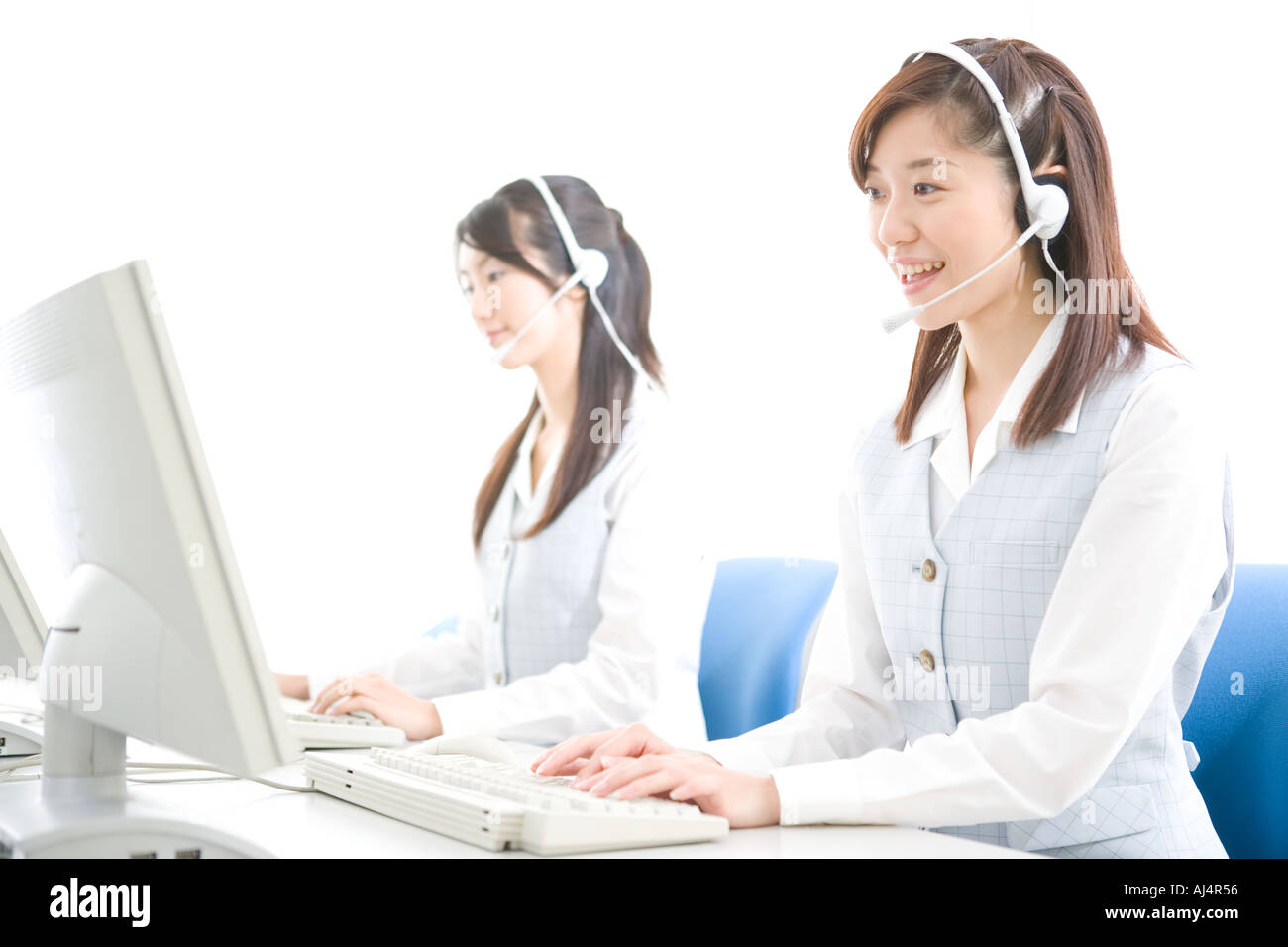 Zwei junge Frau tragen headsets Stockfoto