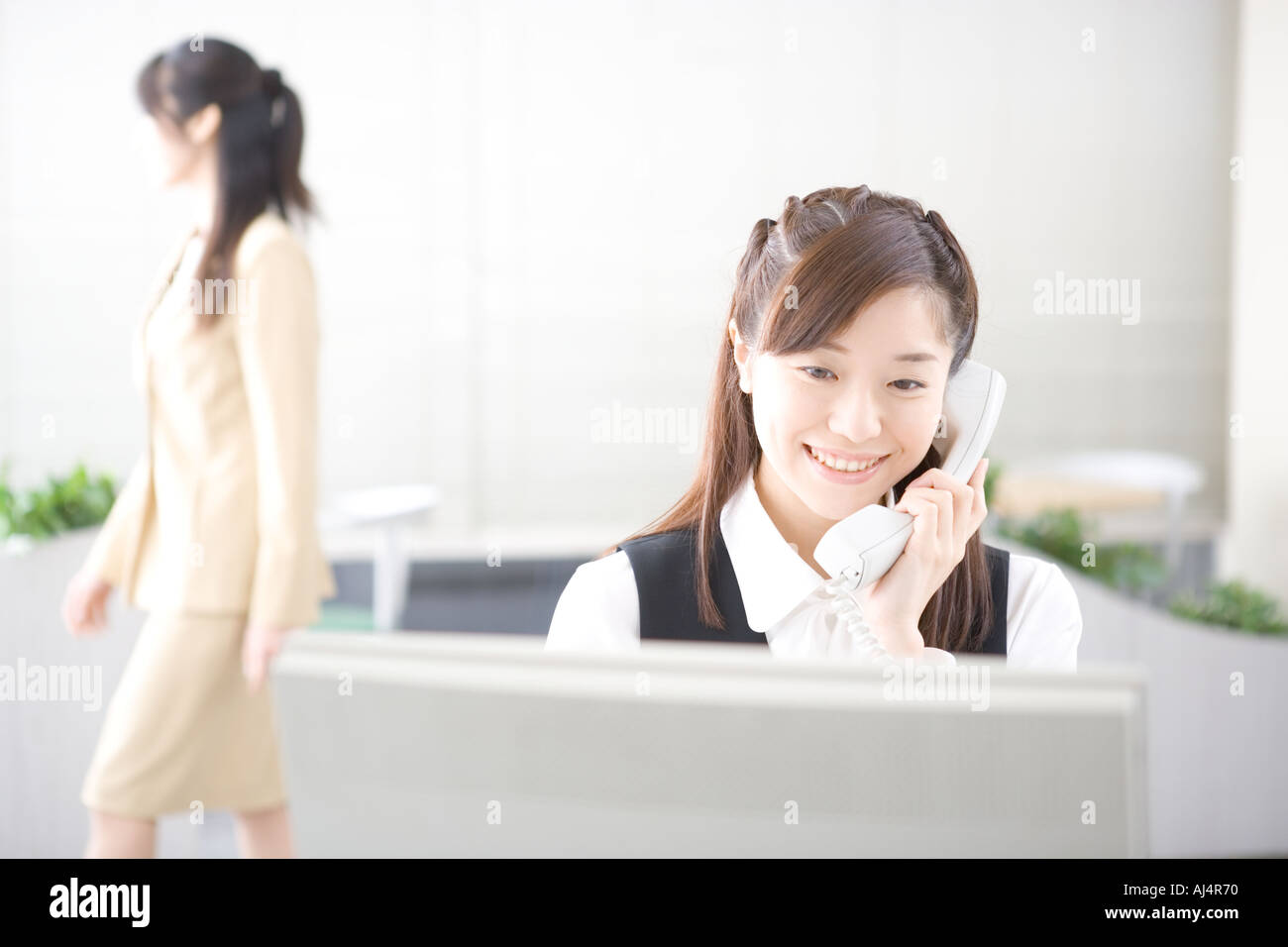 Junge Frau am Telefon Stockfoto