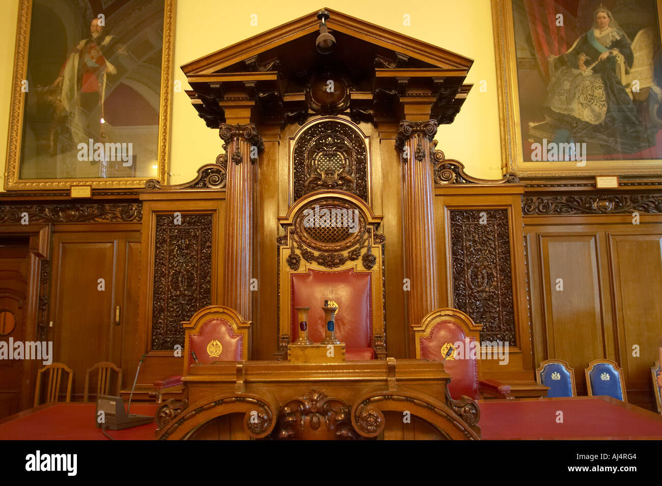 Die Eiche verkleidete Herrn Bürgermeister s Sitz in den Ratssaal der Belfast City Hall erbaut 1906 County Antrim-Nordirland Stockfoto