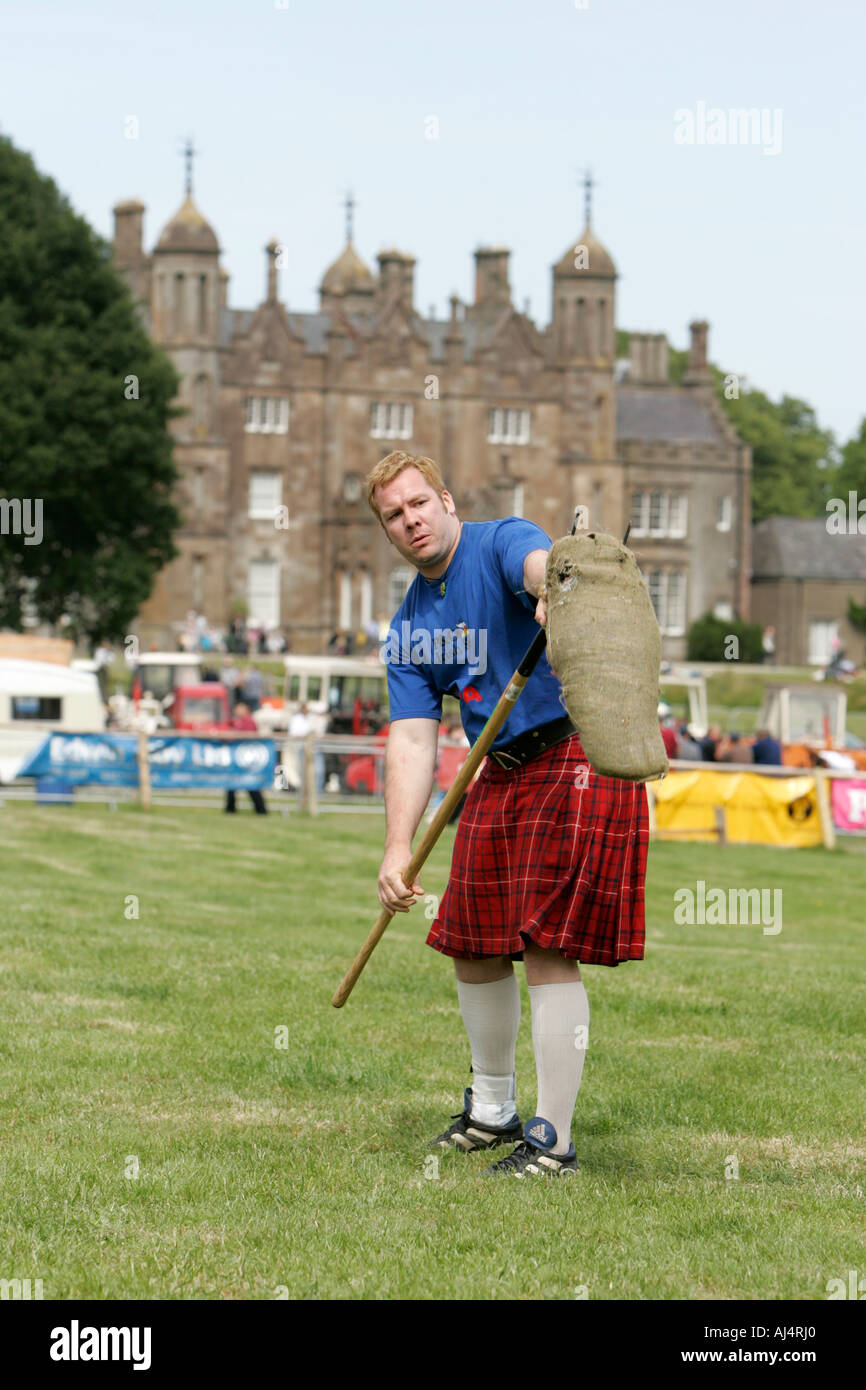 David Barron von New York City bereitet sich auf die Garbe bei Glenarm Burg International Highland Games pitch Stockfoto