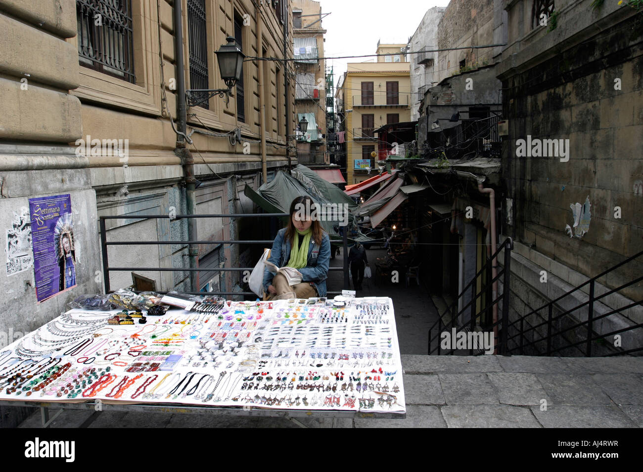 Junge Frau von einem Straßenstand Vucciria Palermo Sizilien Italien Verkauf Stockfoto