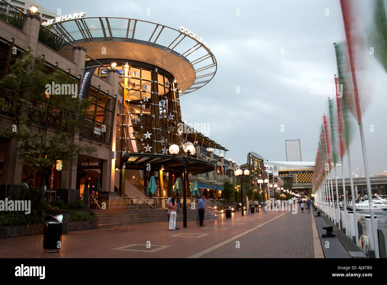 Bay Wharf Einkaufszentrum Restaurants und Menschen in der Abenddämmerung in Sydney New South Wales NSW Australia Stockfoto