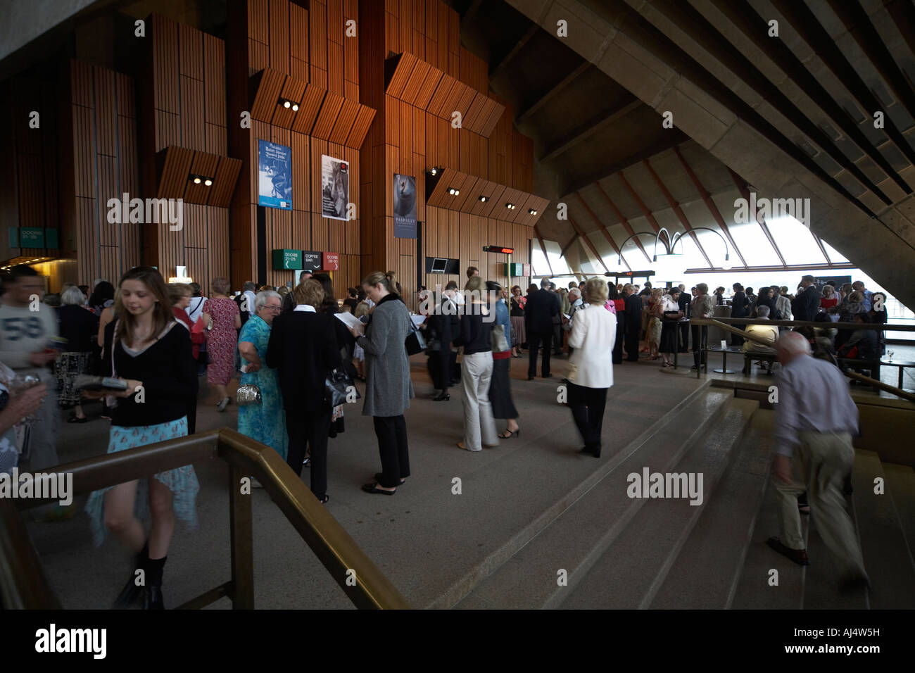 Menschen gehen, um das Ballett im Foyer-Bereich des Opernhauses in Sydney New South Wales NSW Australia Stockfoto