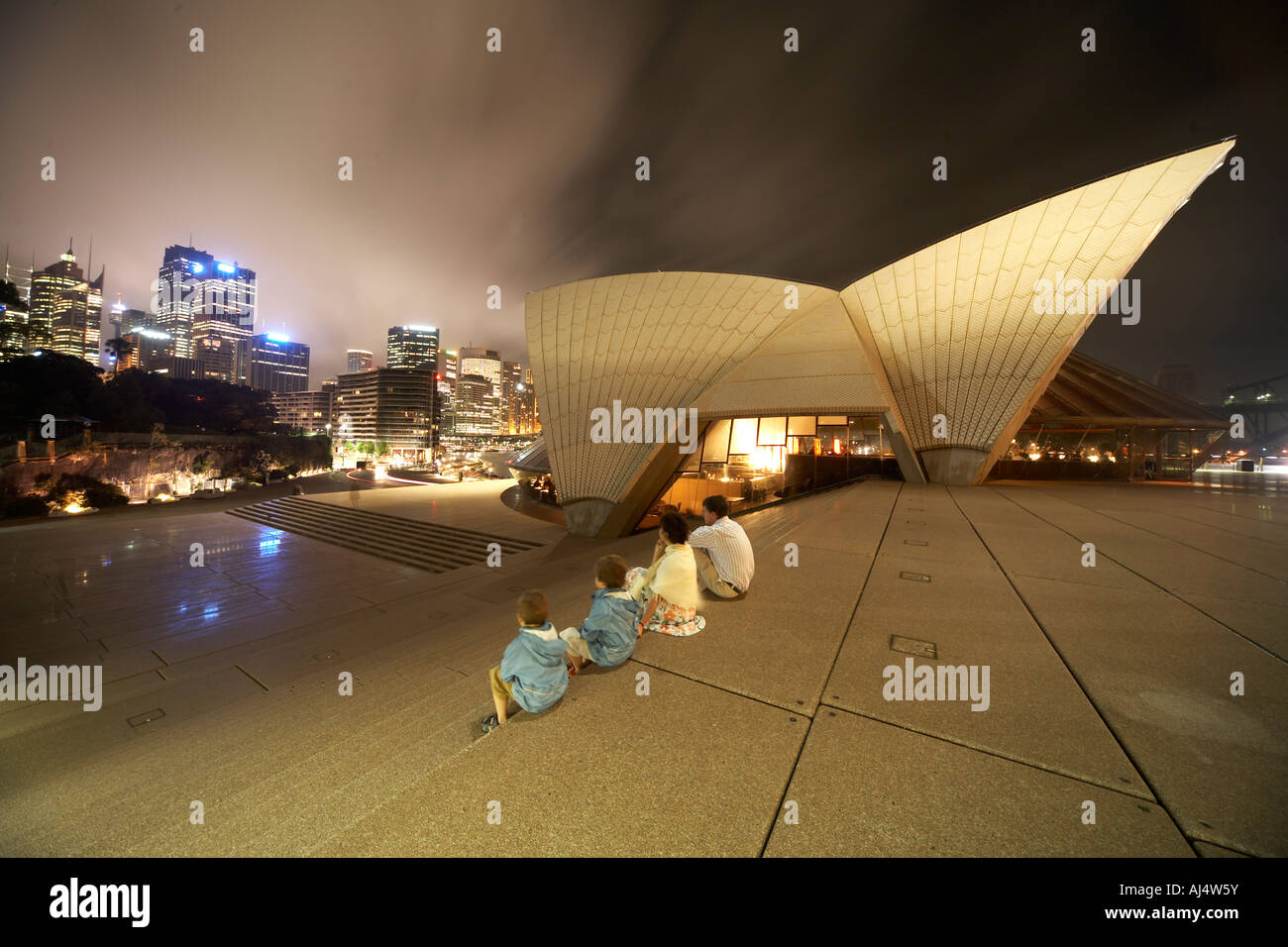 Opera House mit vier Personen City Center Geschäft Bezirk Gebäude Skyline bei Nacht in Sydney New South Wales NSW Australia Stockfoto