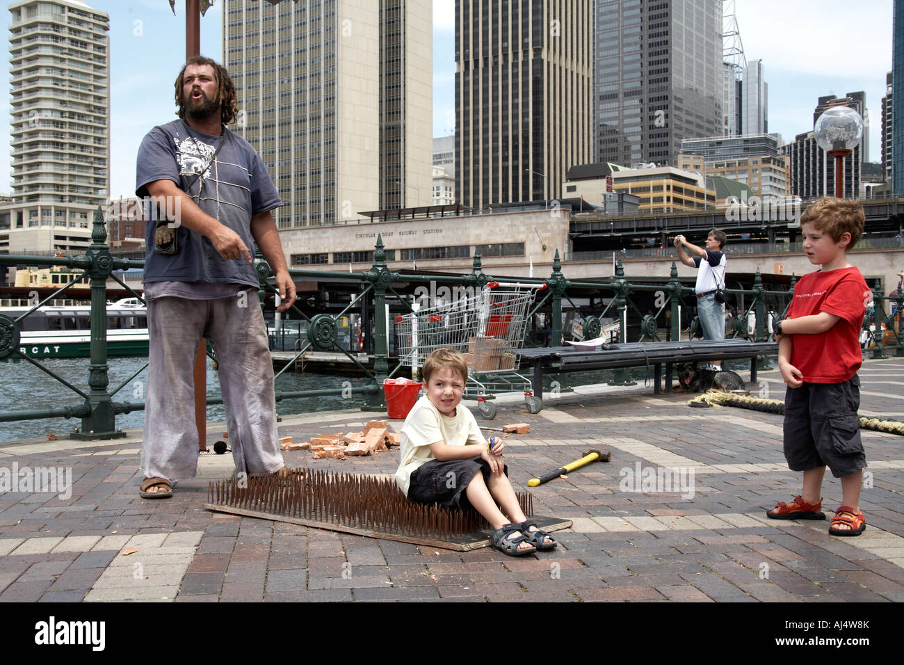 Busker oder Straßenkünstler mit zwei jungen am Circular Quay in Sydney New South Wales NSW Australia NAOH CJWH Stockfoto