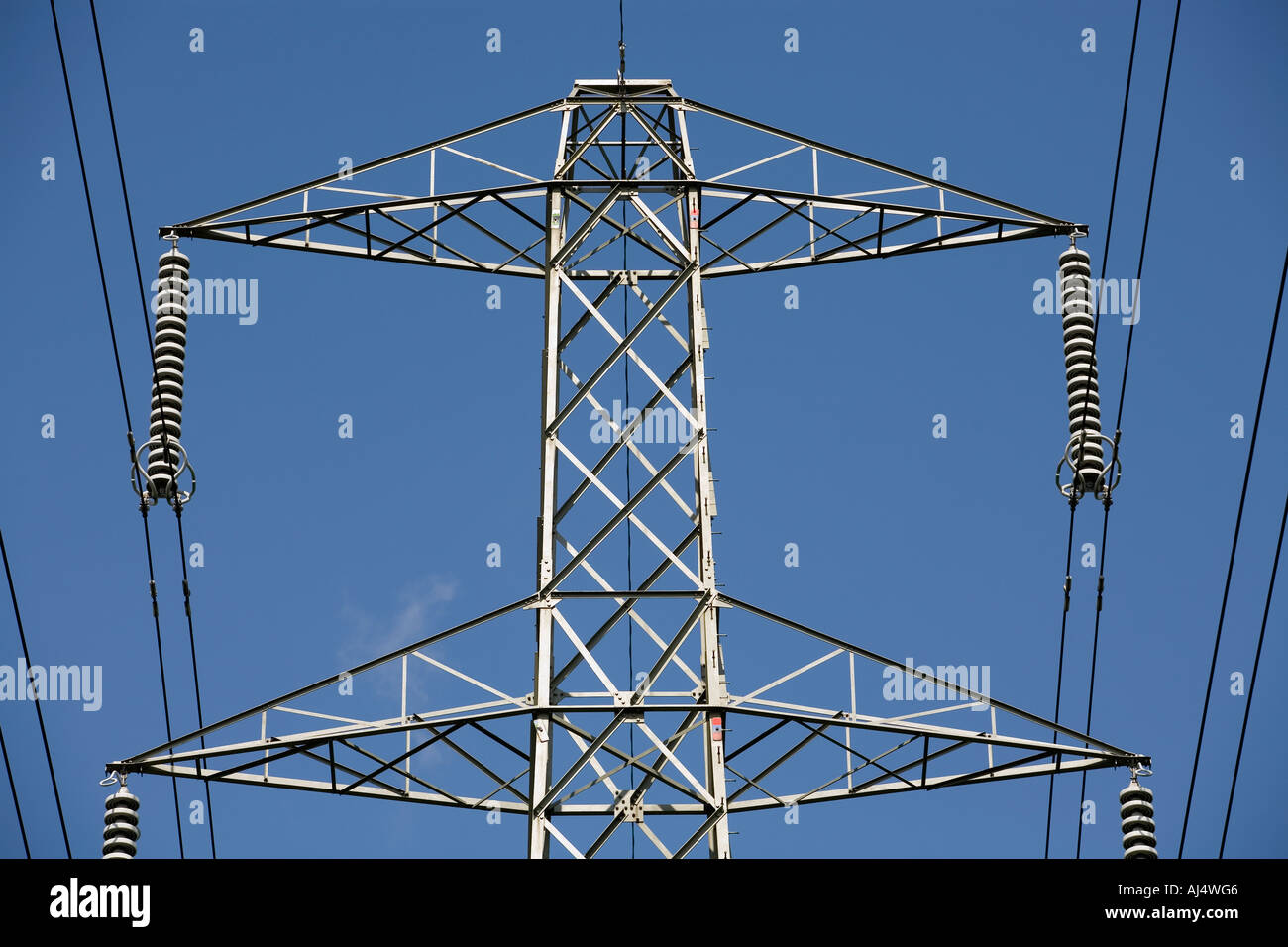 Ein Strommast mit Strom an Haushalte und Unternehmen in den West Midlands England UK Stockfoto