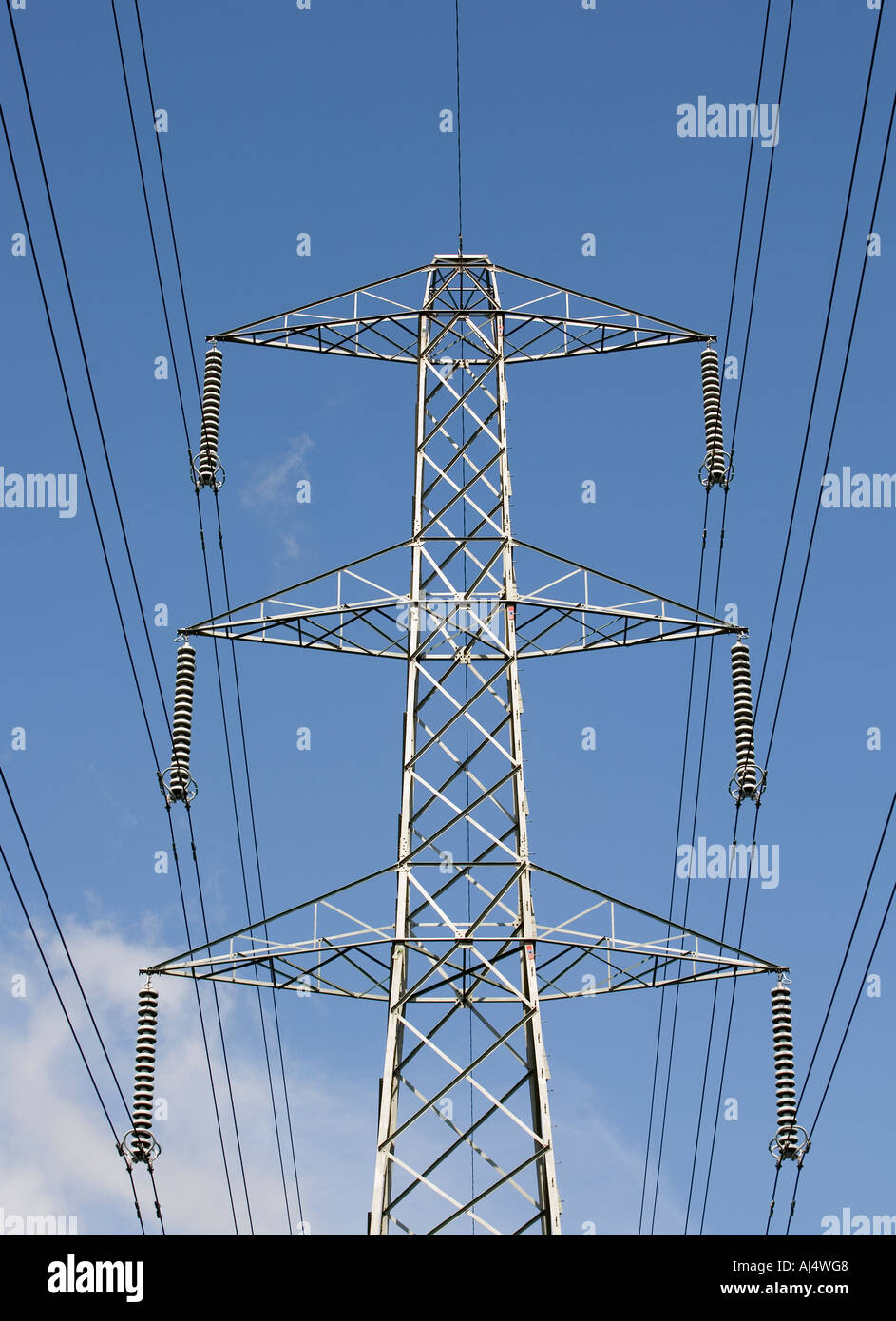 Ein Strommast mit Strom an Haushalte und Unternehmen in den West Midlands England UK Stockfoto