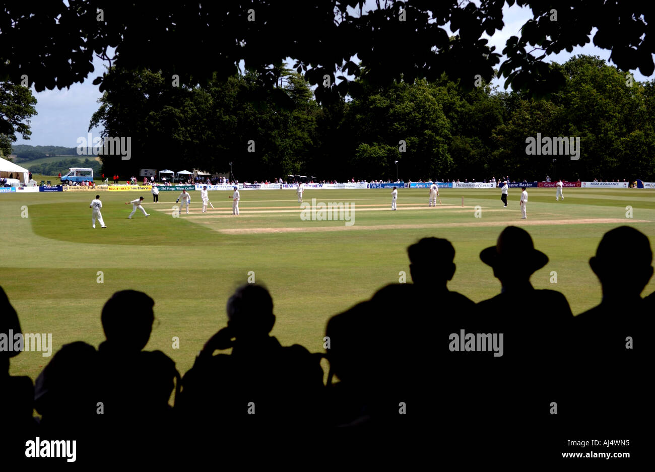 Zuschauer beobachten Sussex Yorkshire am malerischen Boden Arundel Castle in West Sussex im Cricket spielen Stockfoto