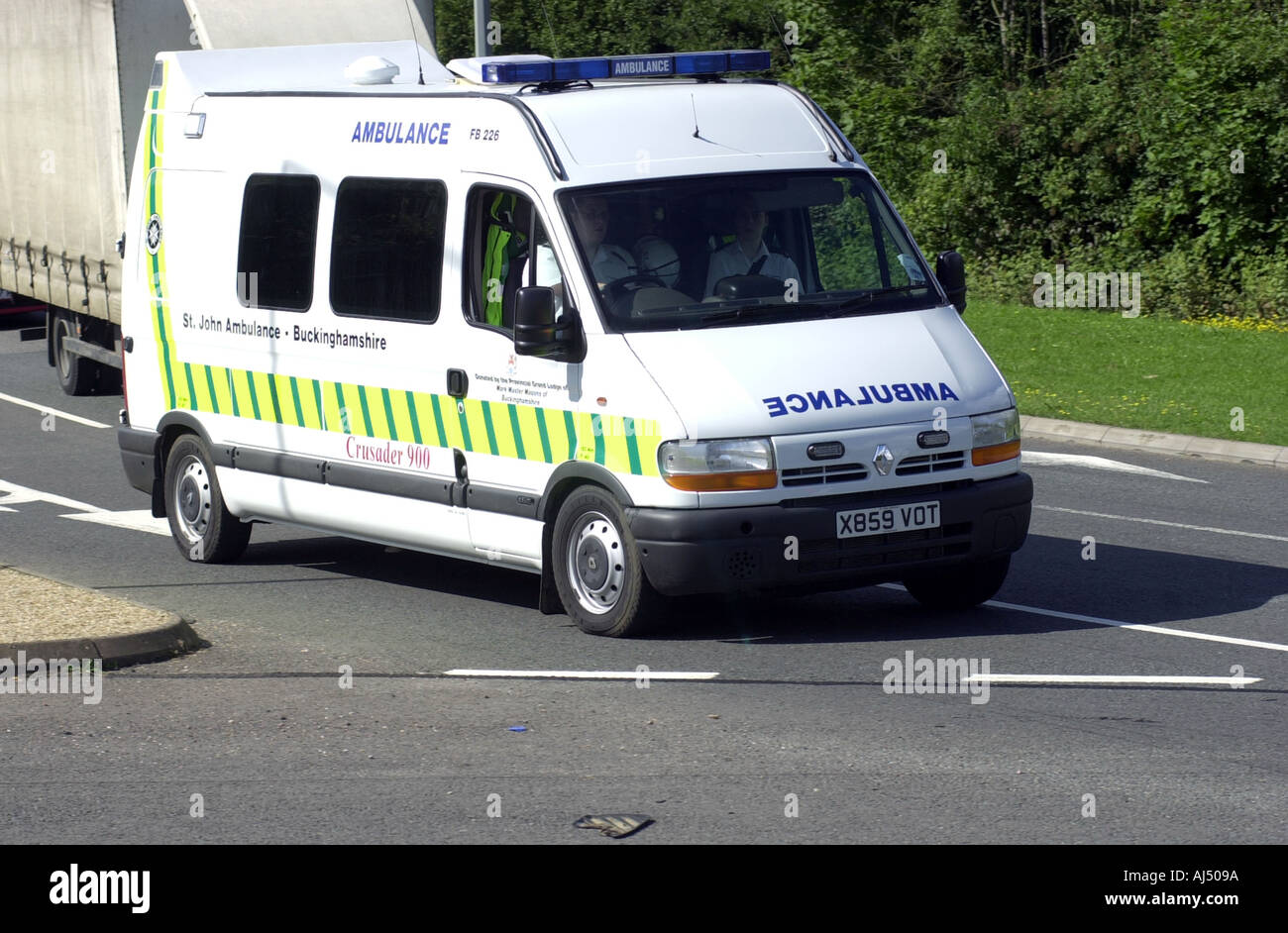 Zwei Shires Krankenwagen auf dem Weg nach Milton Keynes allgemeines Krankenhaus UK Stockfoto