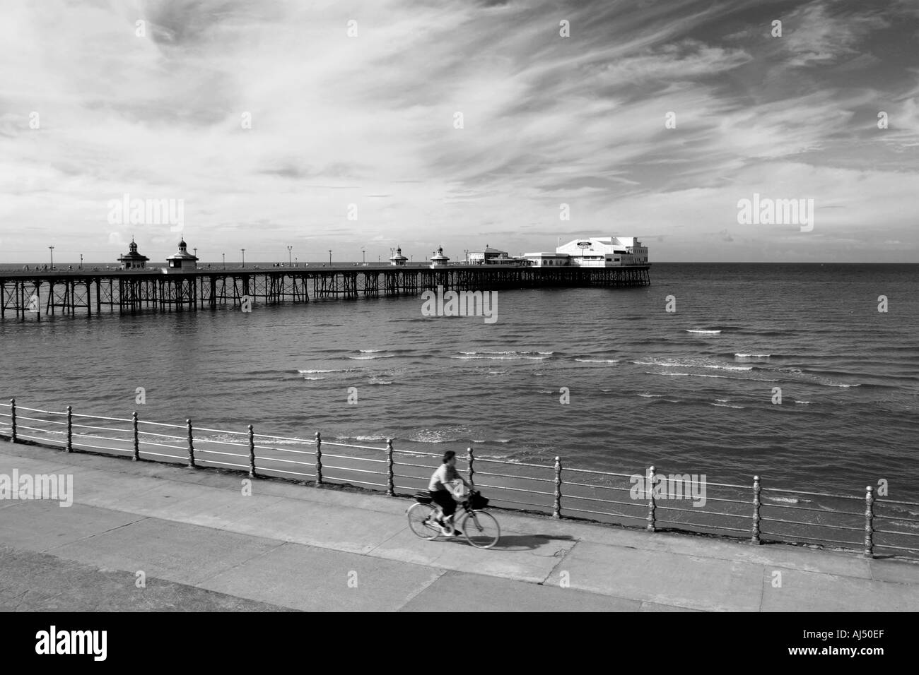 Radfahrer auf der Promenade in Blackpool Stockfoto