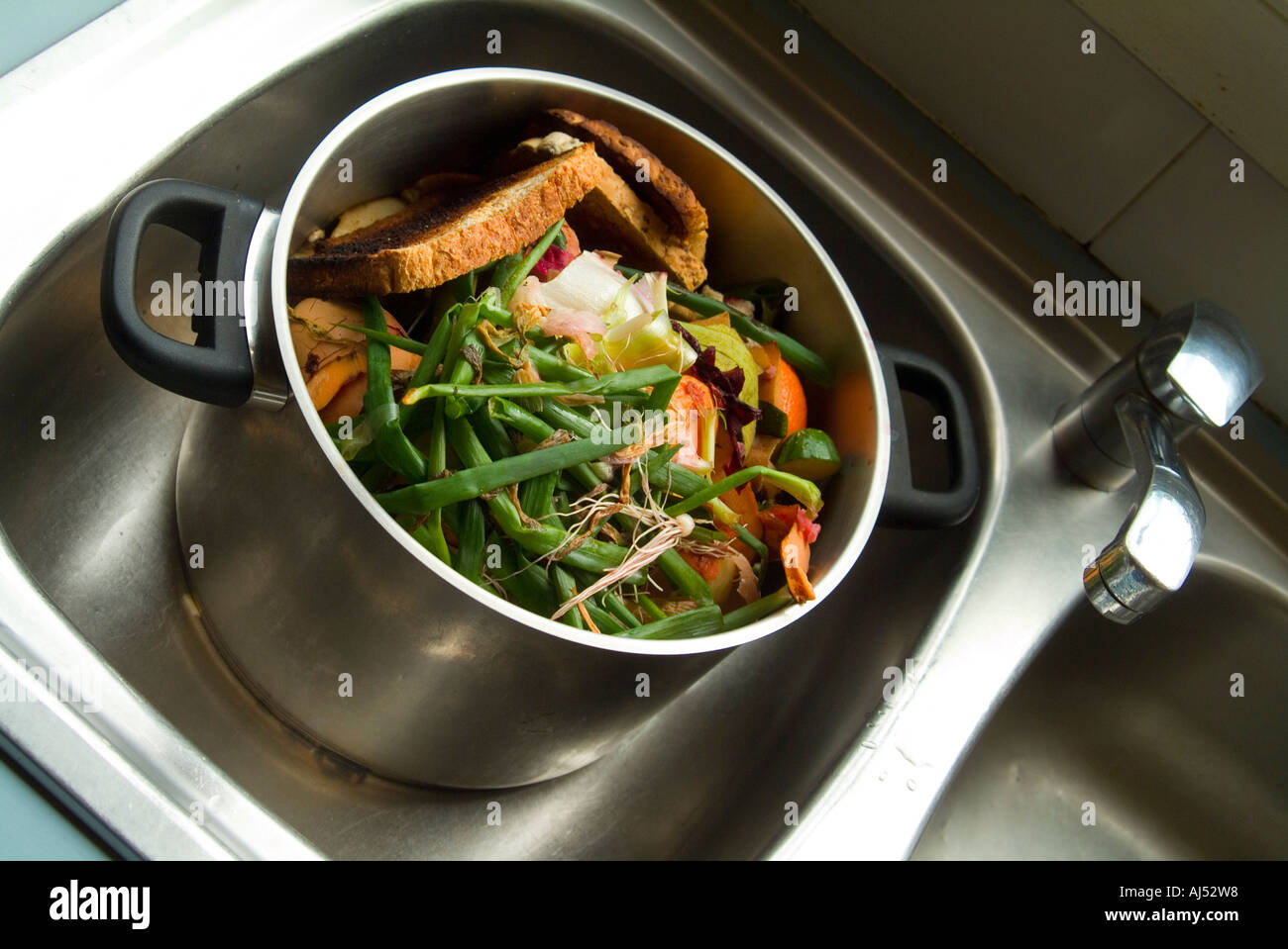 Eine Mischung aus Küchenresten in einem Topf zum Kompostieren, Füttern einer Wurmfarm oder Füttern von Hühnern Stockfoto