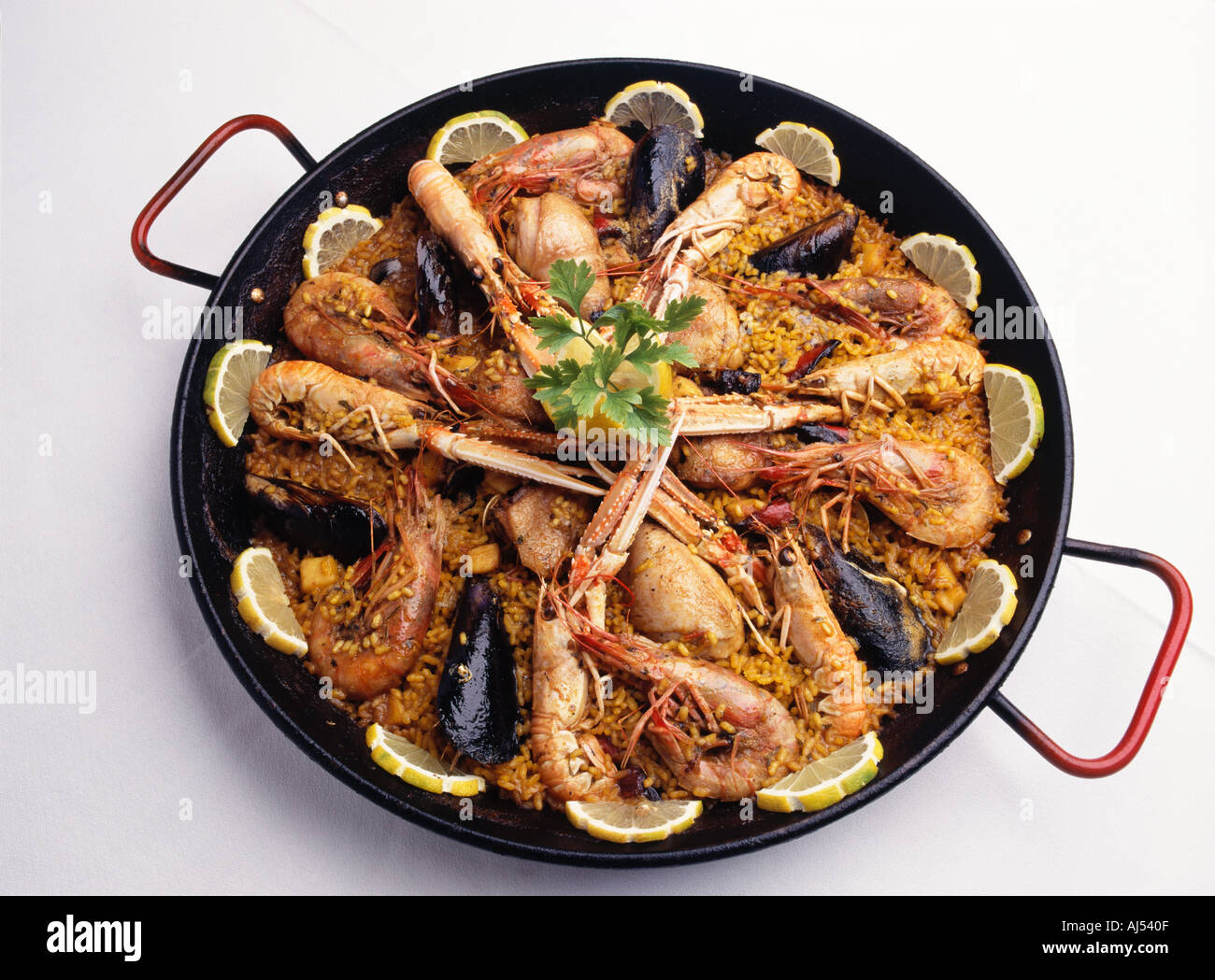 Spanische Paella wahrscheinlich Spaniens bunt und berühmten gastronomischen Genuss. Spanisches Essen. Küche aus Spanien Stockfoto